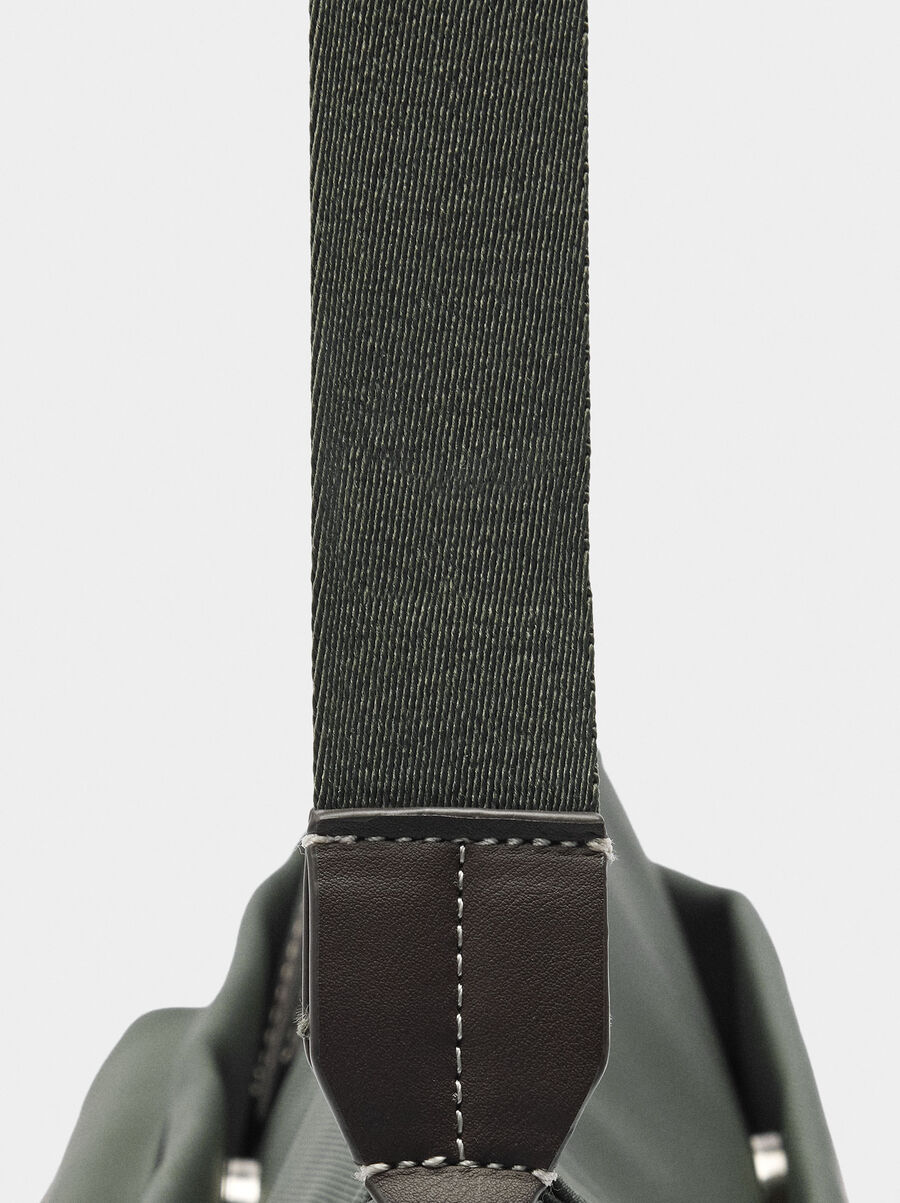 Bolso bandolera efecto nylon