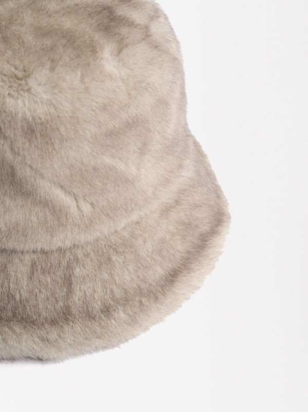 Faux fur bucket hat