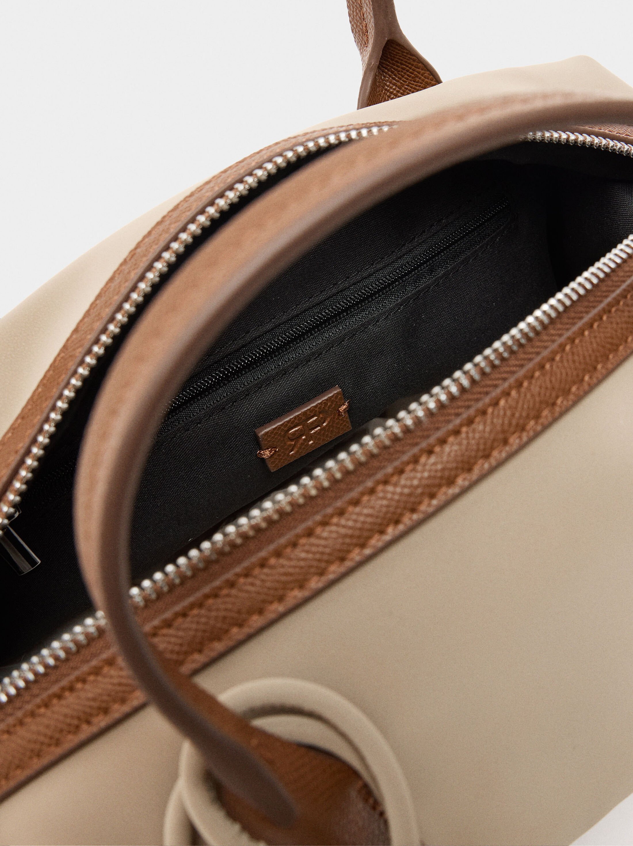 Bossa tote textura suave con penduro image number 4.0