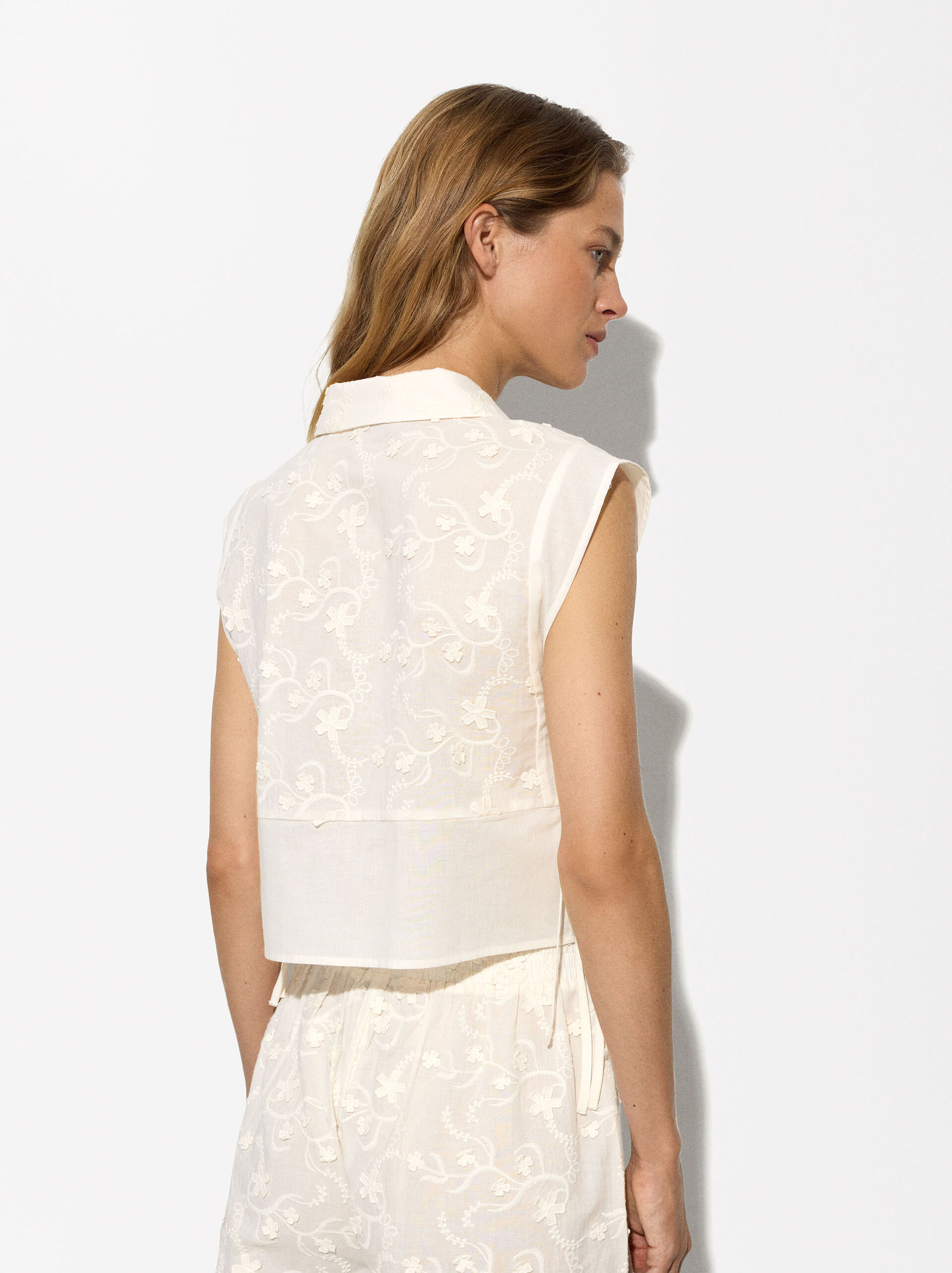 EXCLUSIVO ONLINE - Top con bordados y lazos image number 3.0
