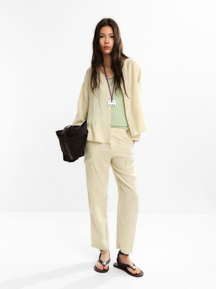 Pantalón cargo con costura marcada