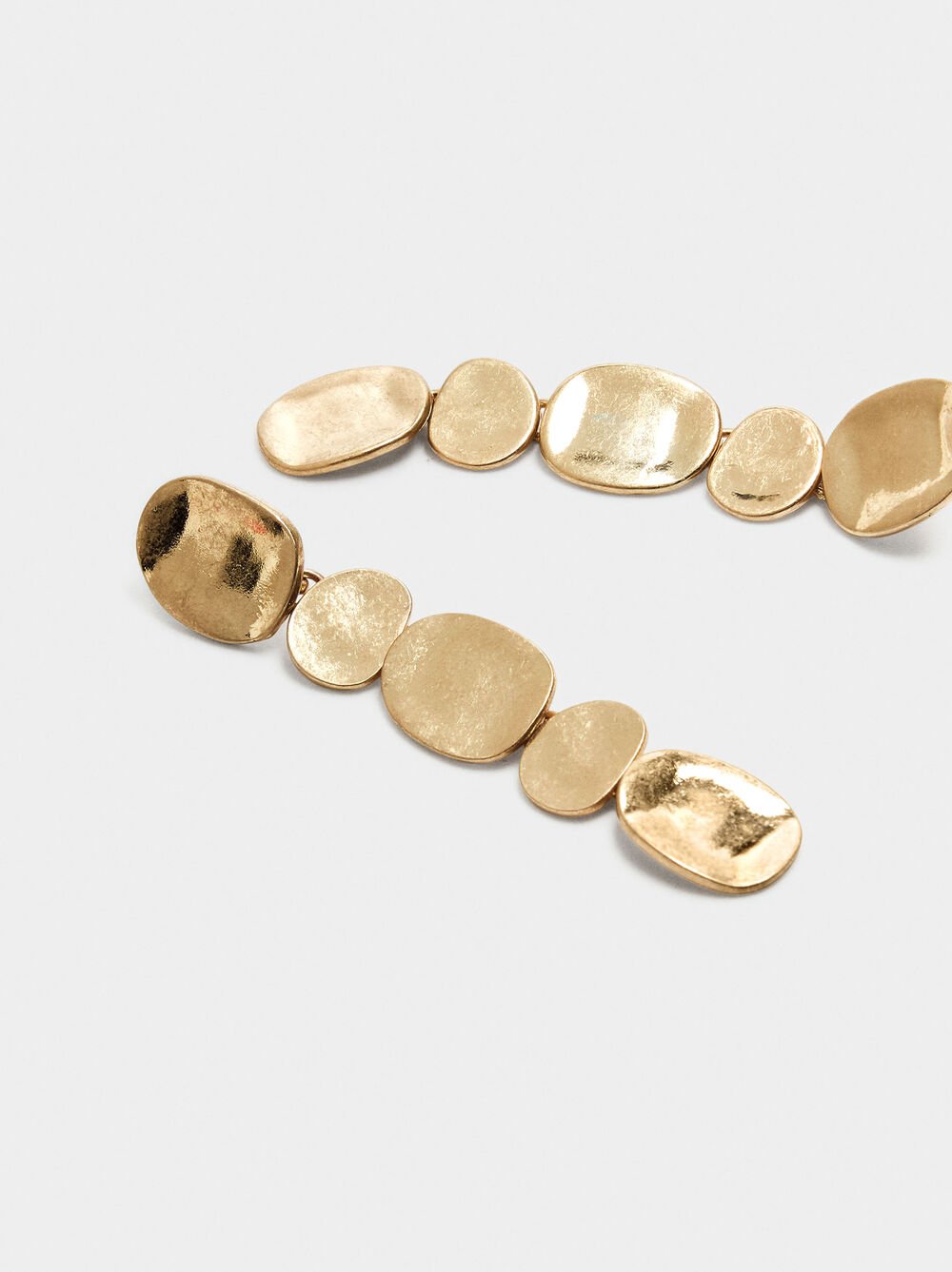 Long earrings with oval shapes