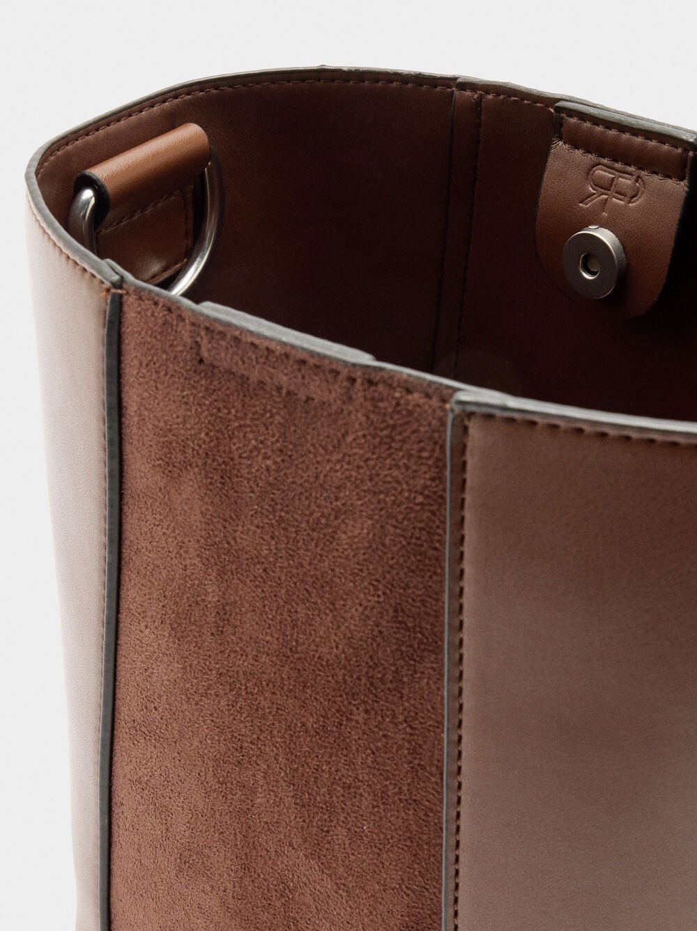 Borsa secchiello con contrasto di texture