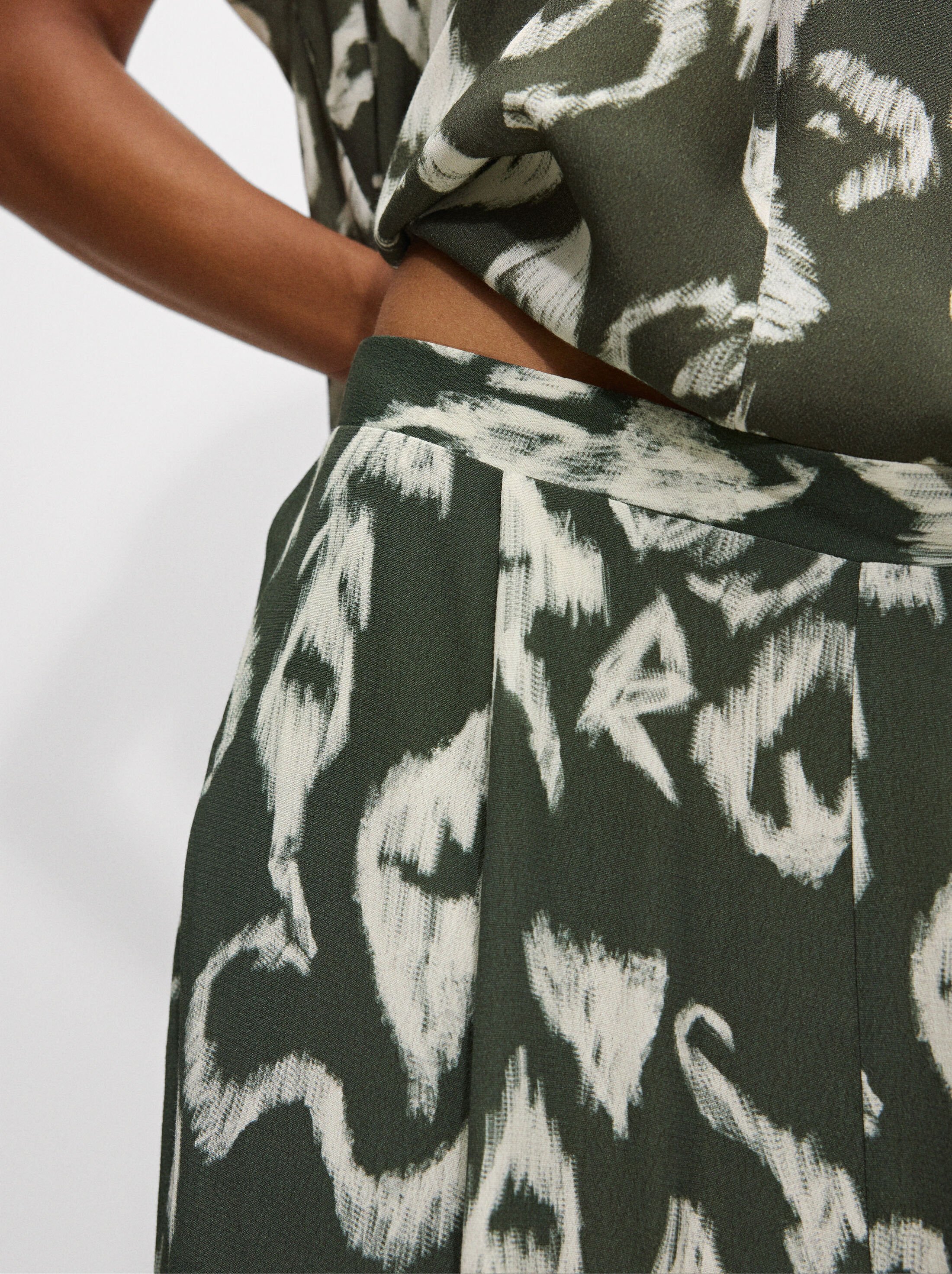 Printed pants with elastic waistband image number 4.0