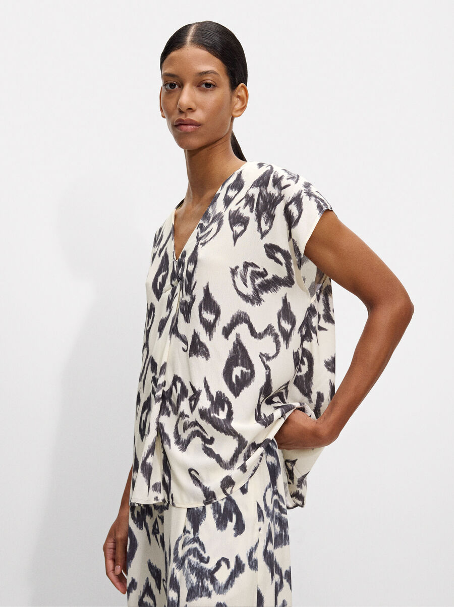 Camicia stampata con scollo a V