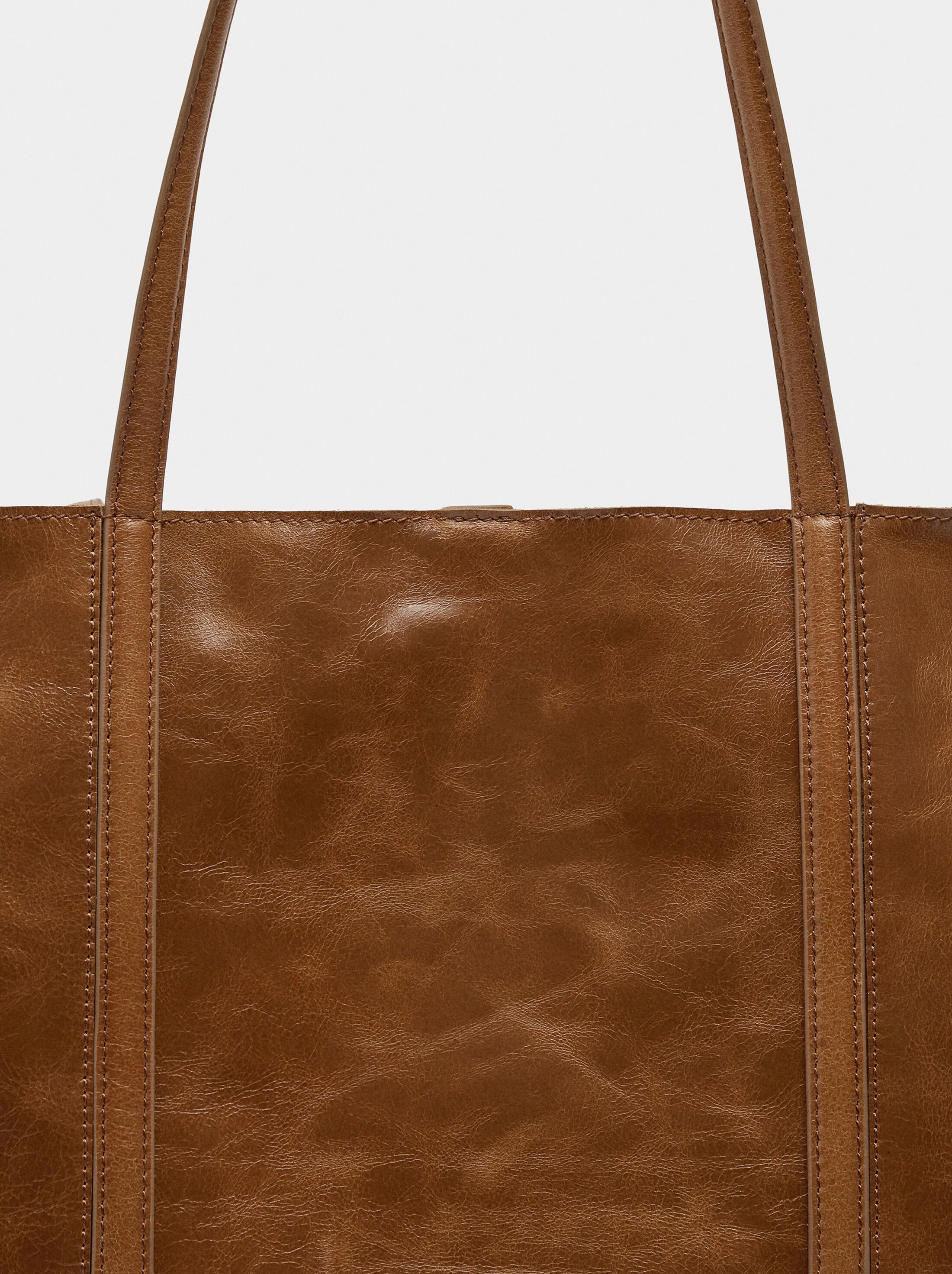 Bossa shopper de piel con studs image number 6.0