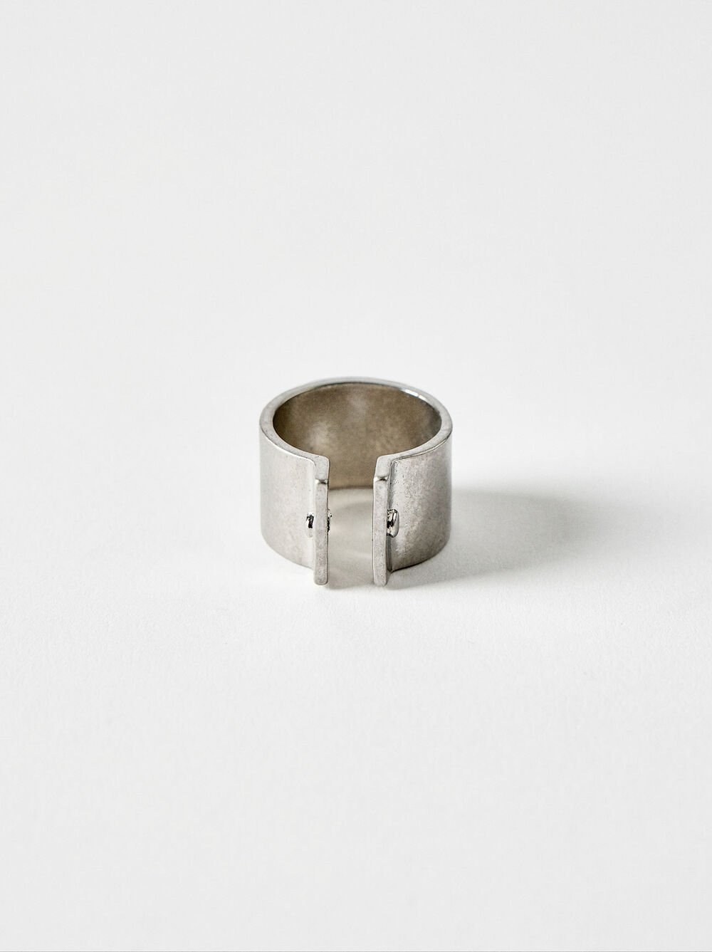 Wide band ring