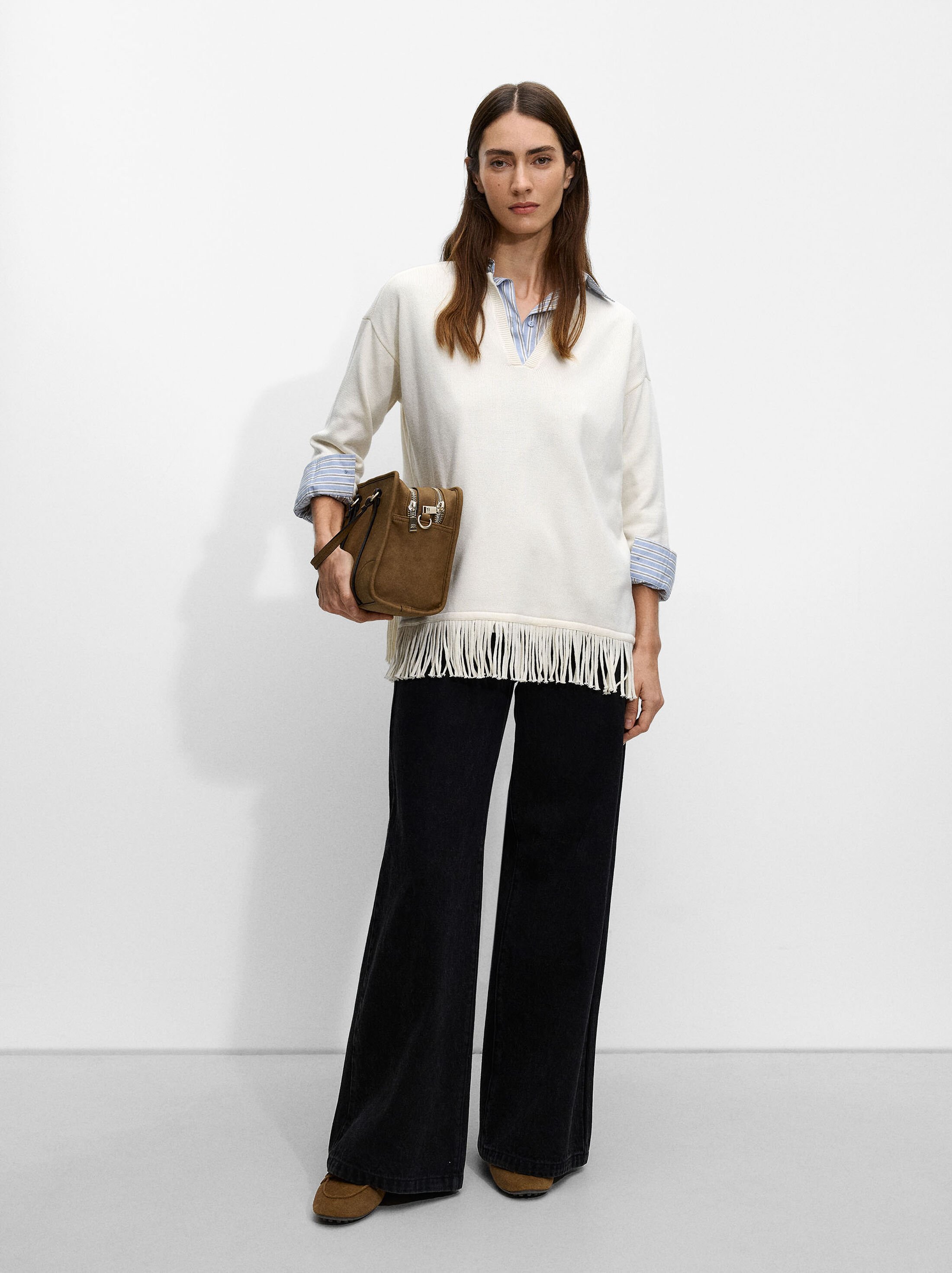 Knitted poncho with fringes image number 0.0