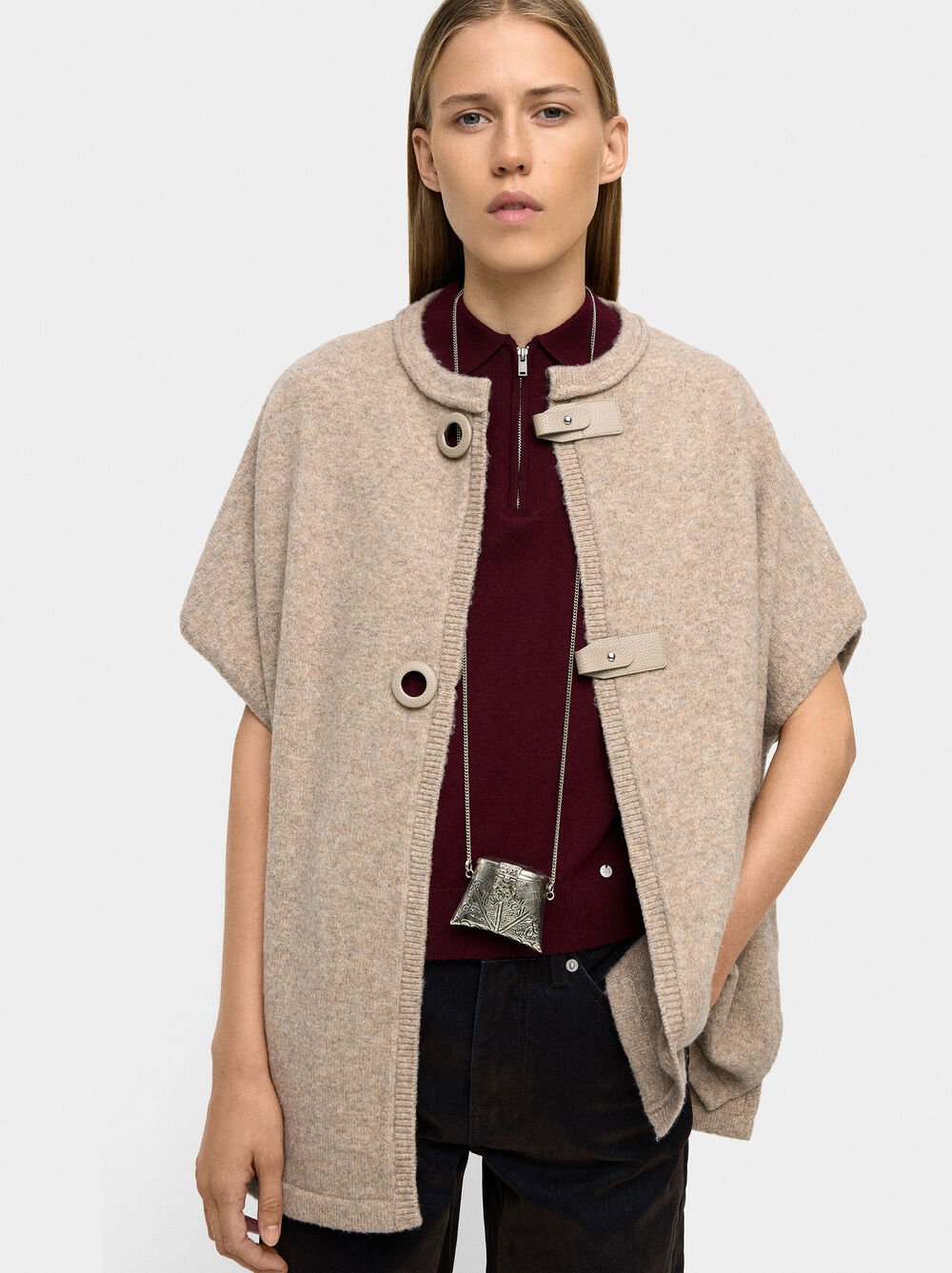 Poncho de malha com fivelas