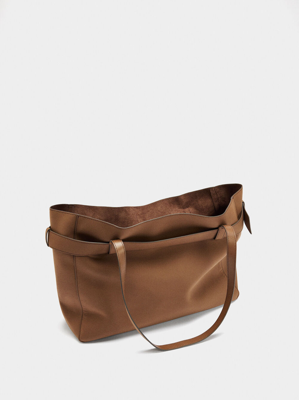 Shopper bag with belt and pendant