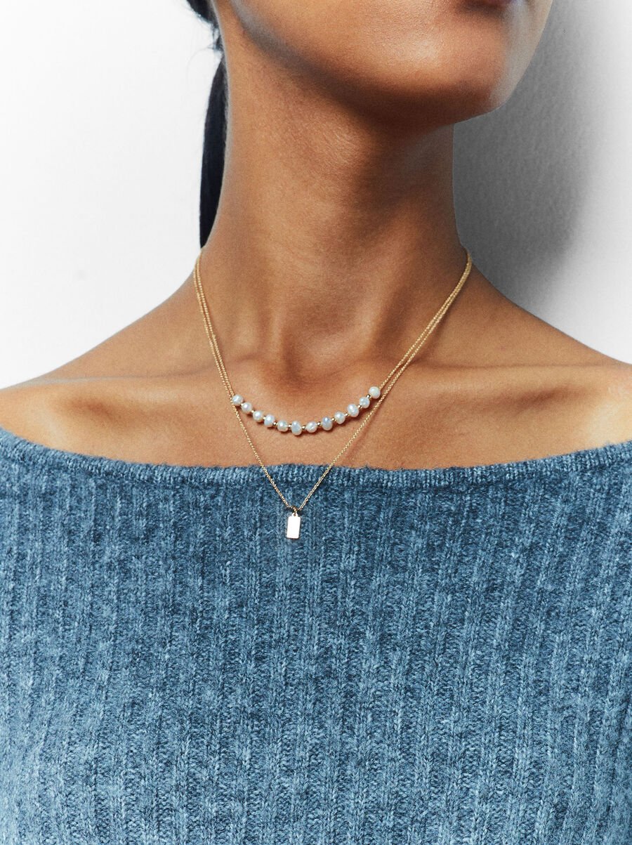 Gold necklace with pearls