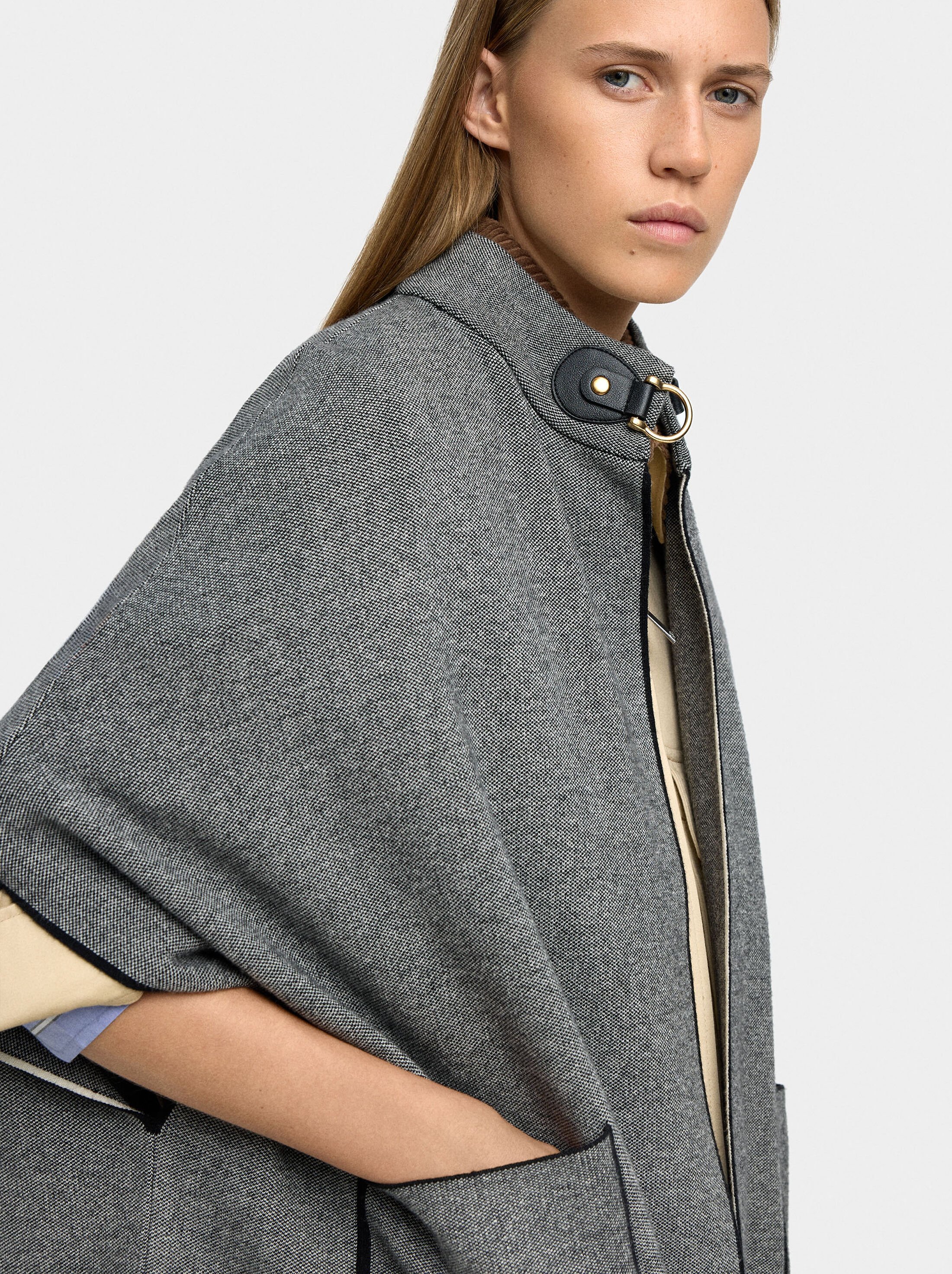 Poncho de punto con detalle de costura  image number 2.0