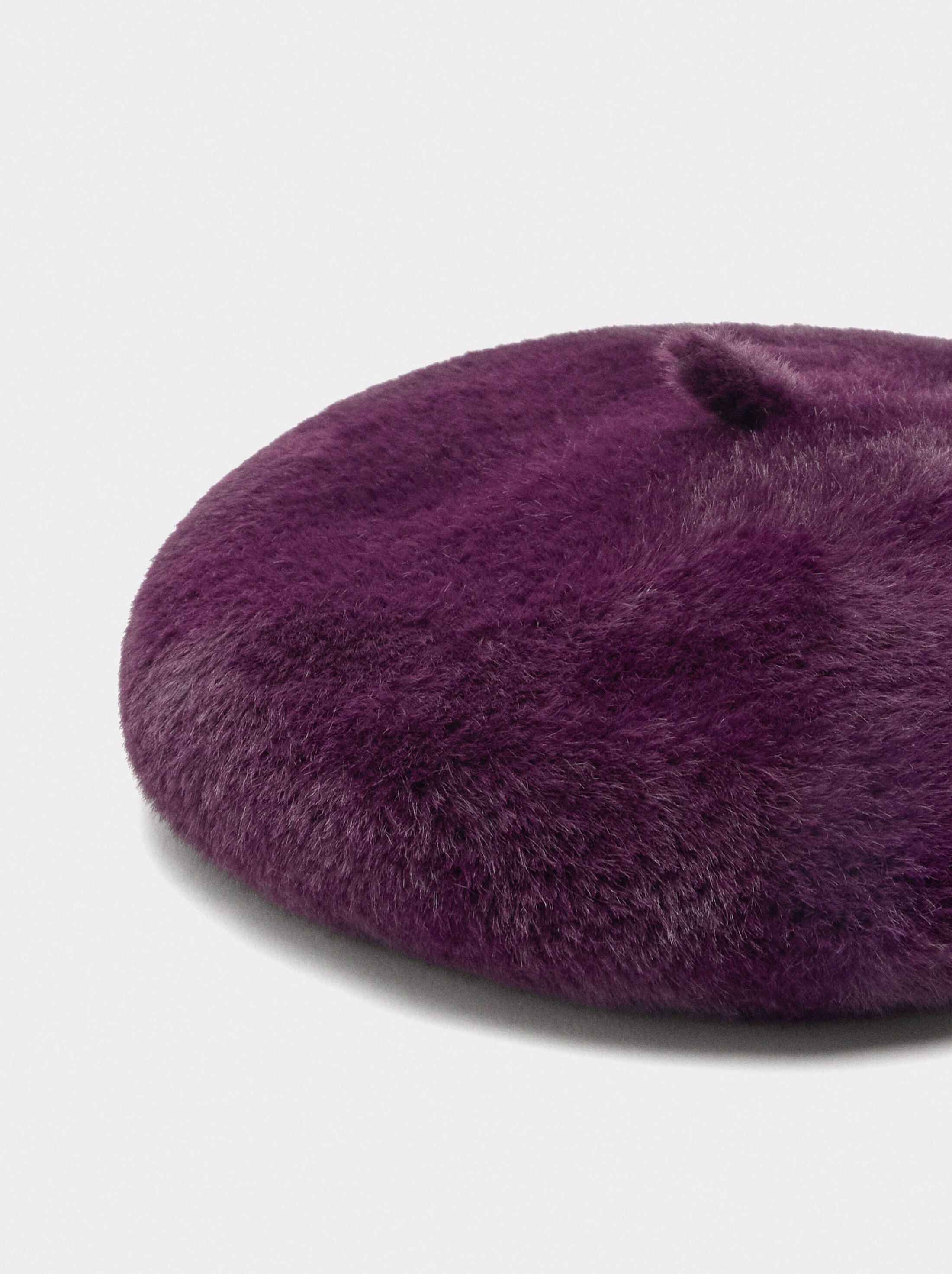Beret with fur effect image number 1.0