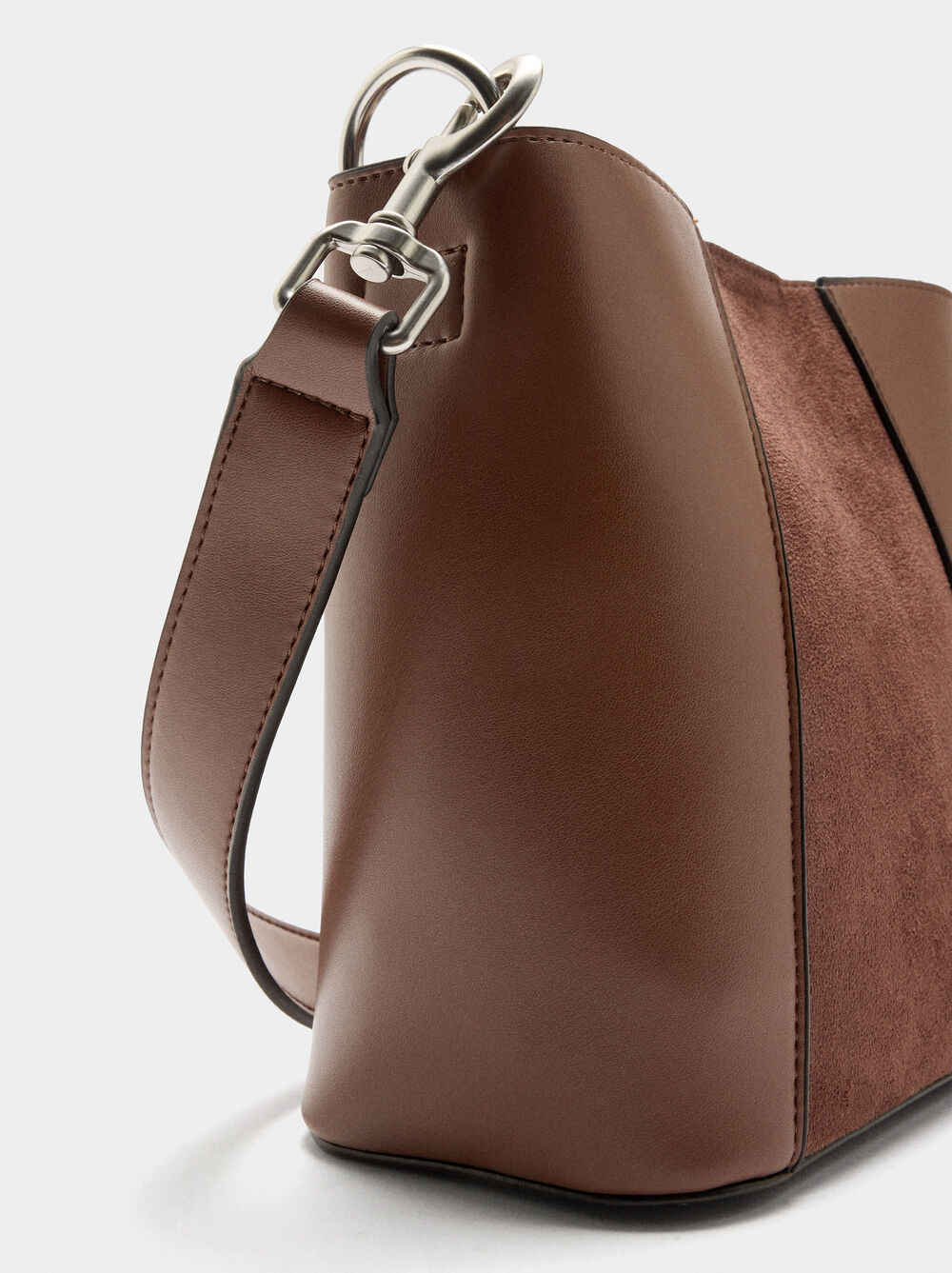 Borsa secchiello con contrasto di texture