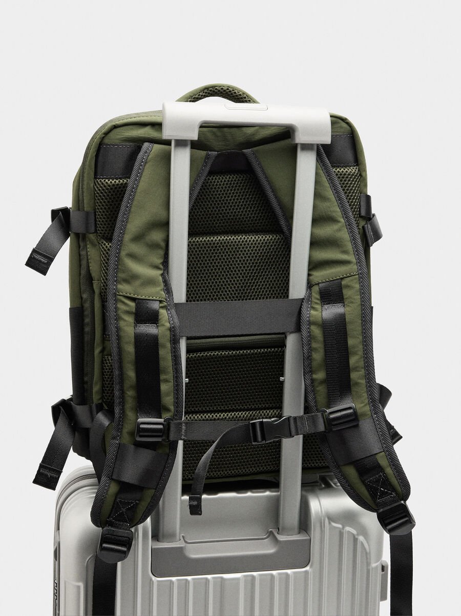 Expandable nylon cabin backpack
