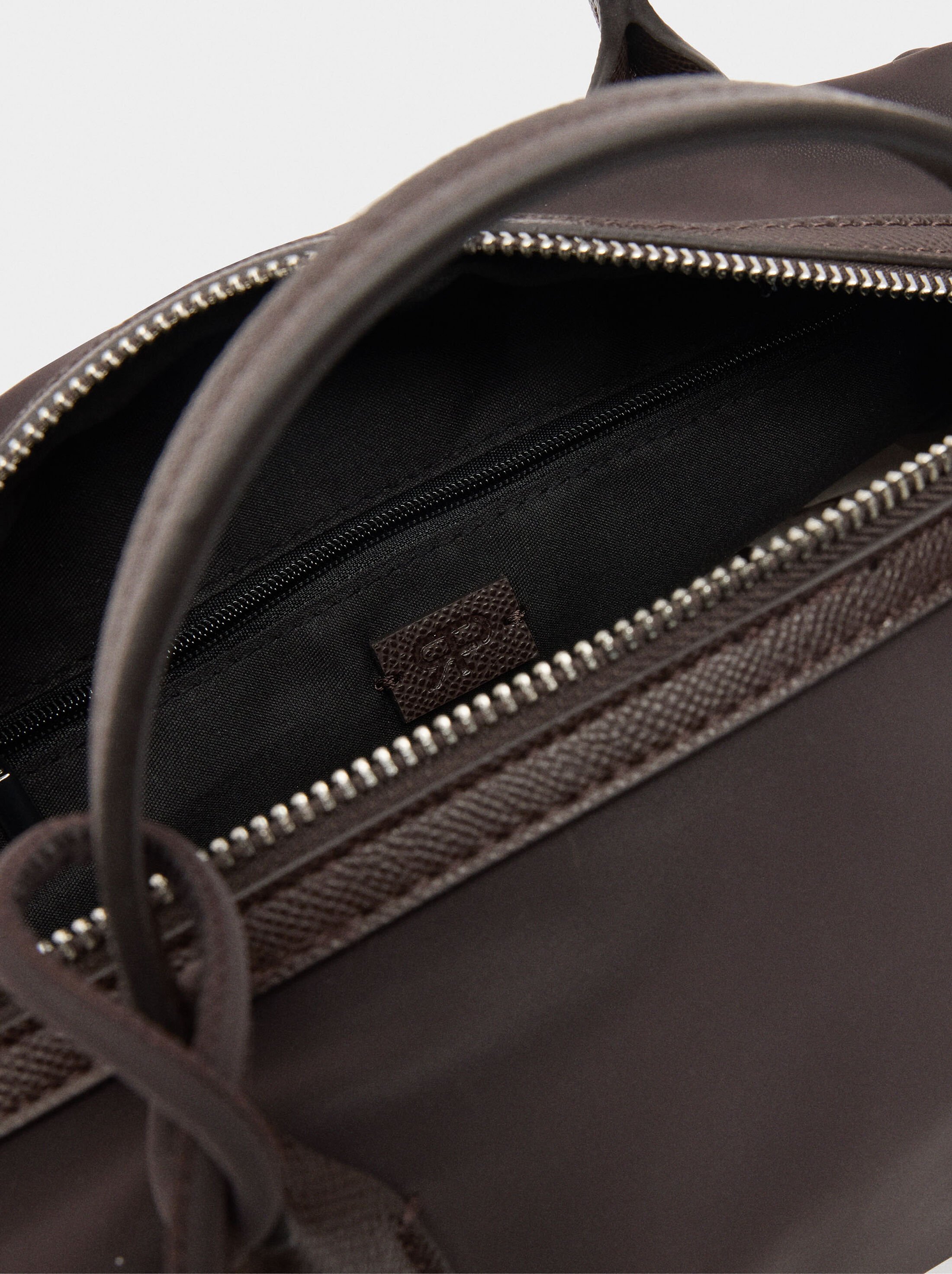 Bossa tote textura suave con penduro image number 4.0