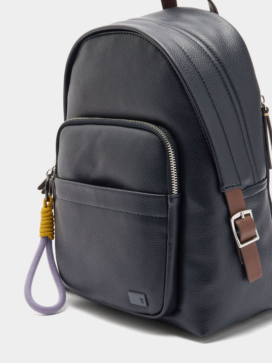 Mochila básica con colgante