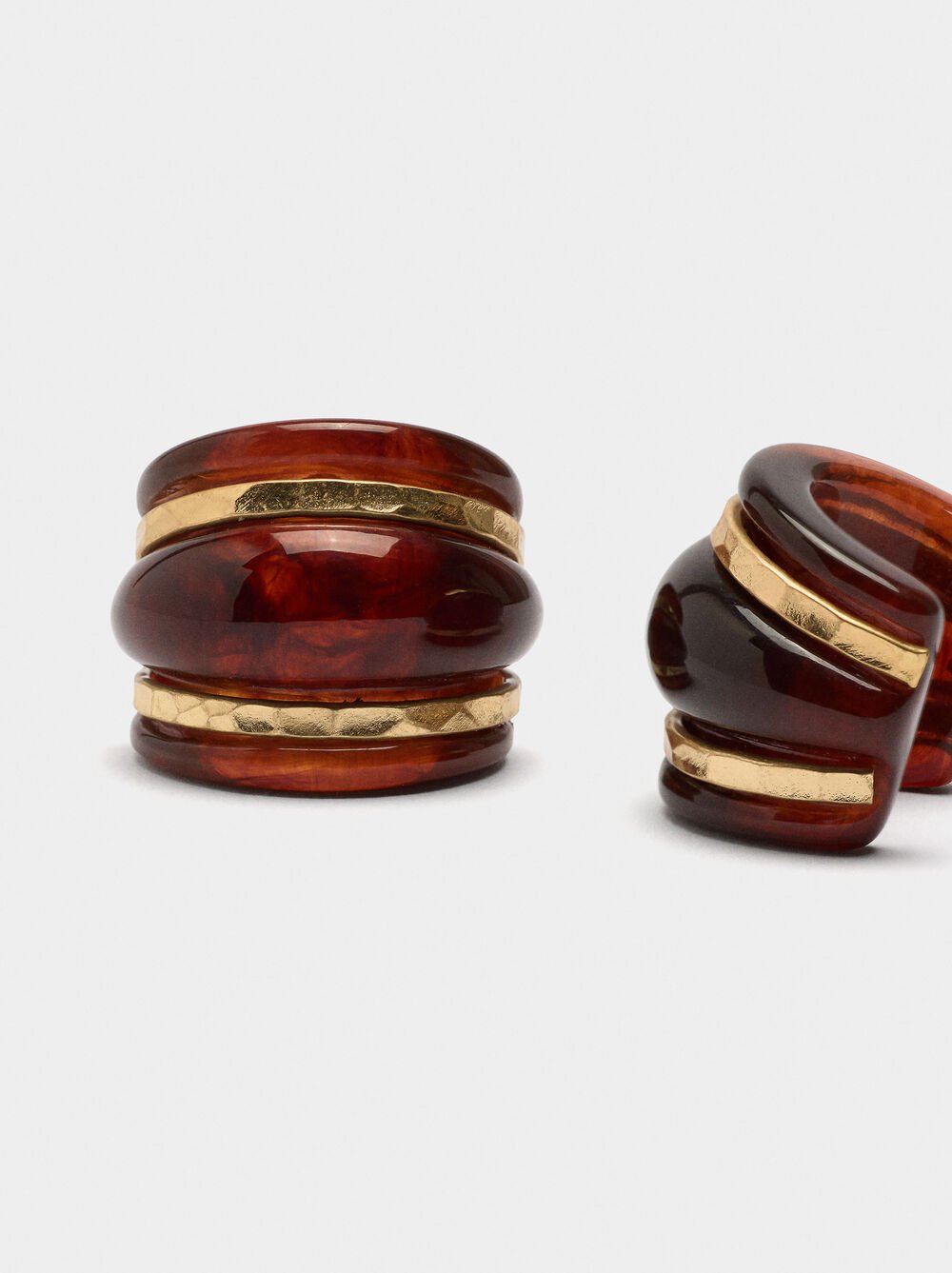 Open hoop earrings with tortoiseshell effect