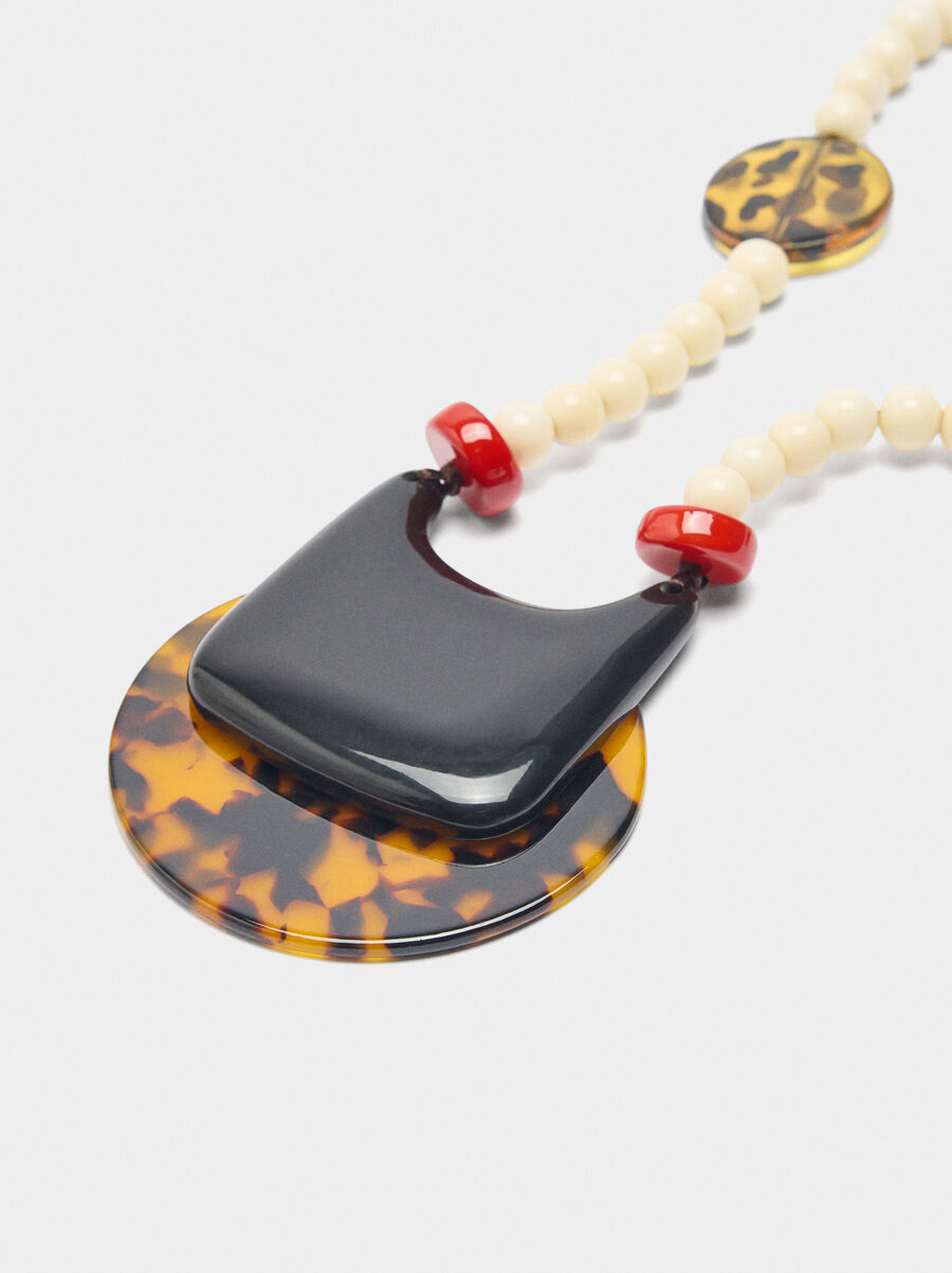 Short necklace with tortoise-effect pendant