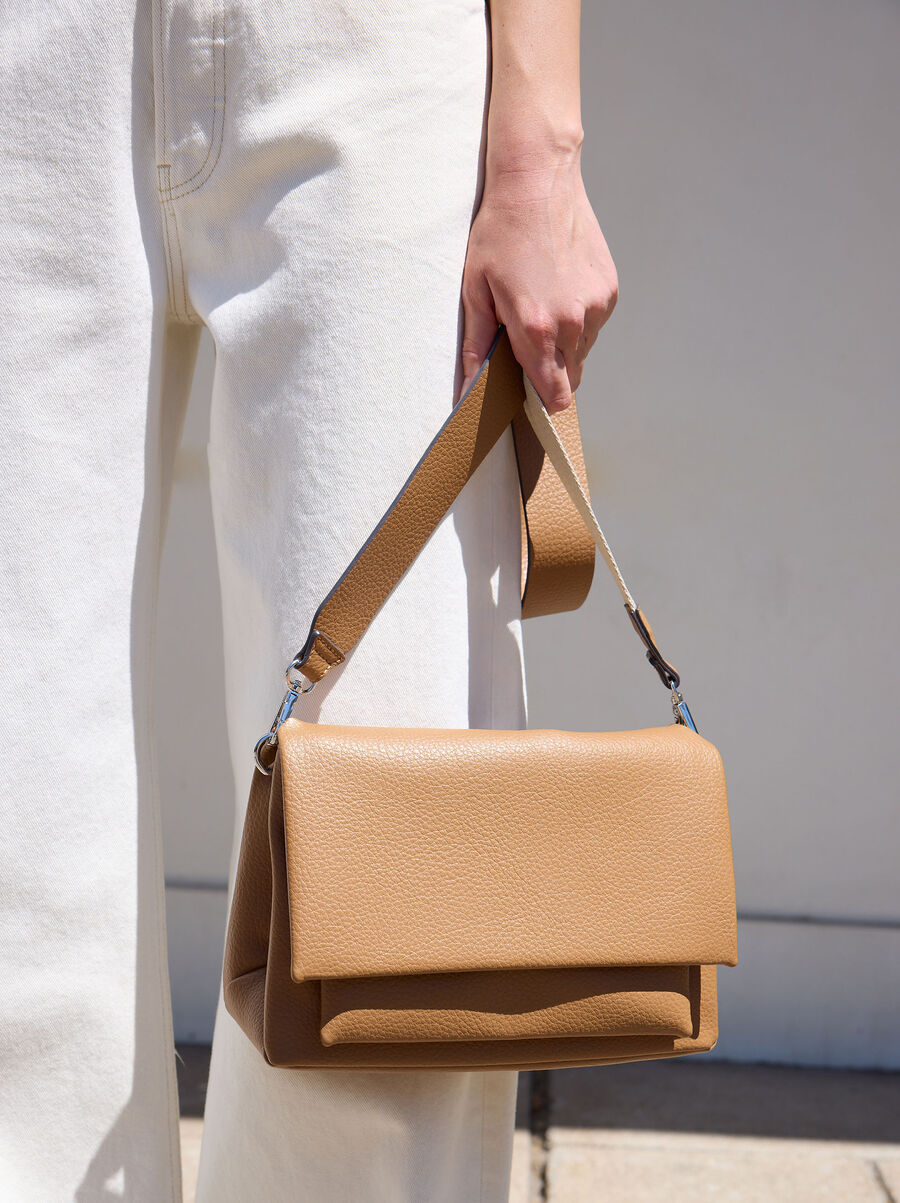Bolso bandolera con solapa