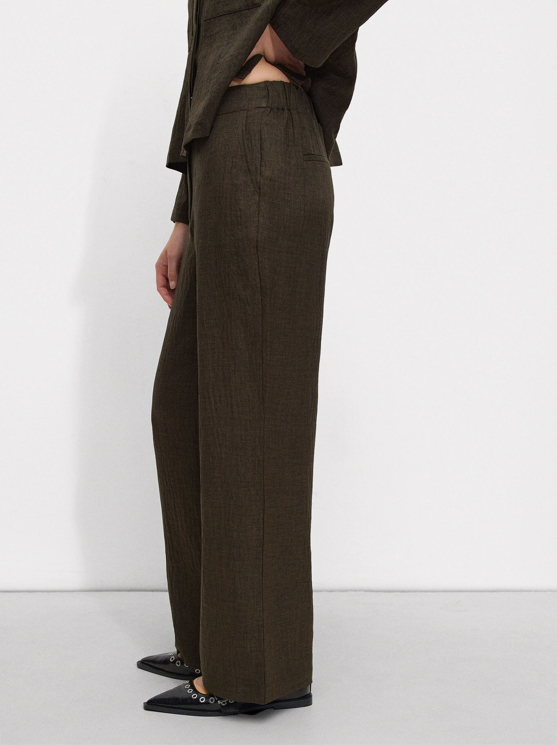 Flowy trousers with a crinkled effect image number 2.0