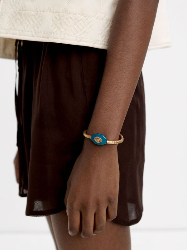 Elastic bracelet with resin detail