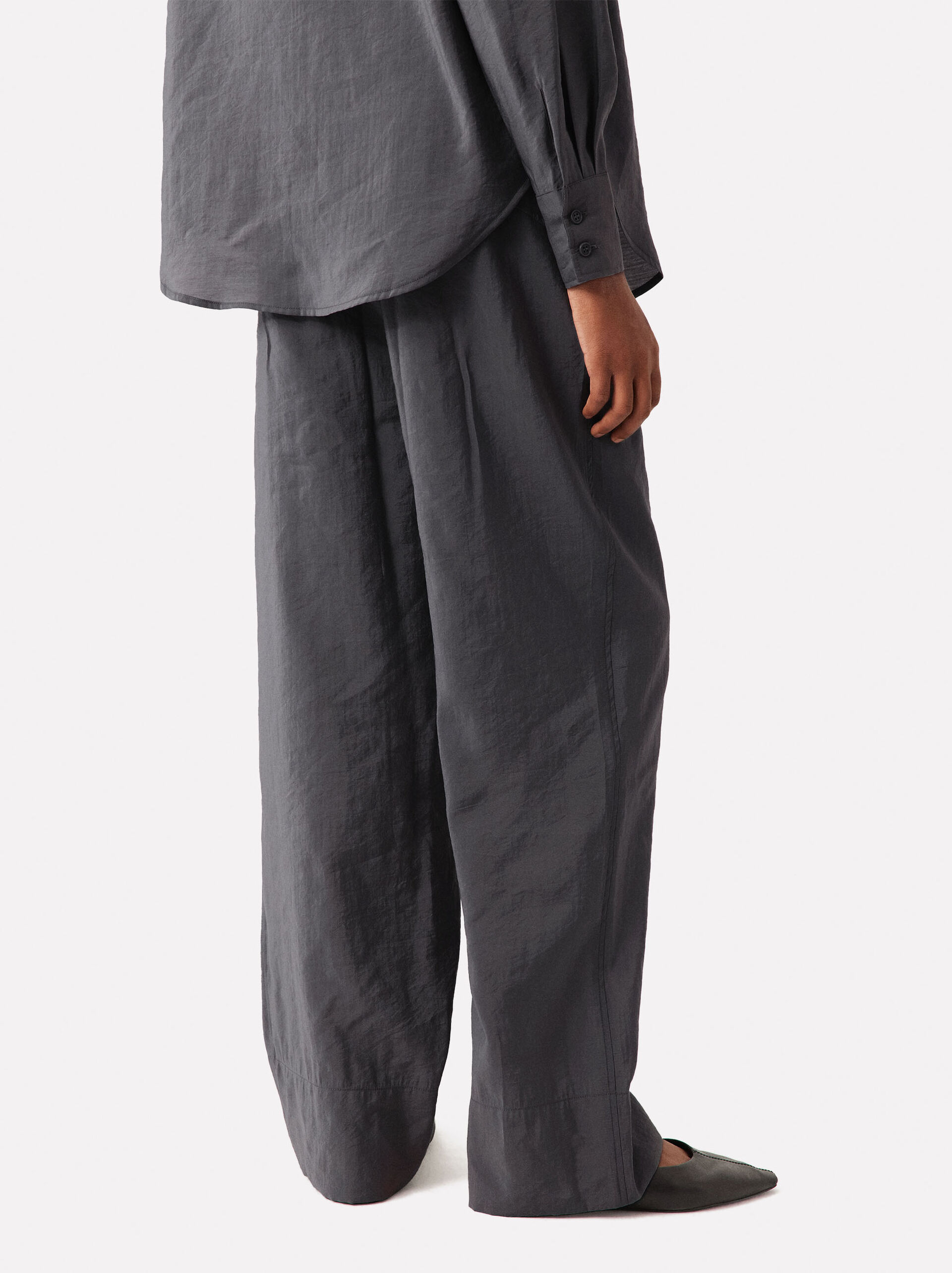 Online Exclusive - Straight Trousers With Pleats image number 3.0