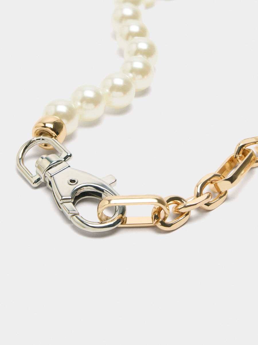 Short chain necklace with pearls