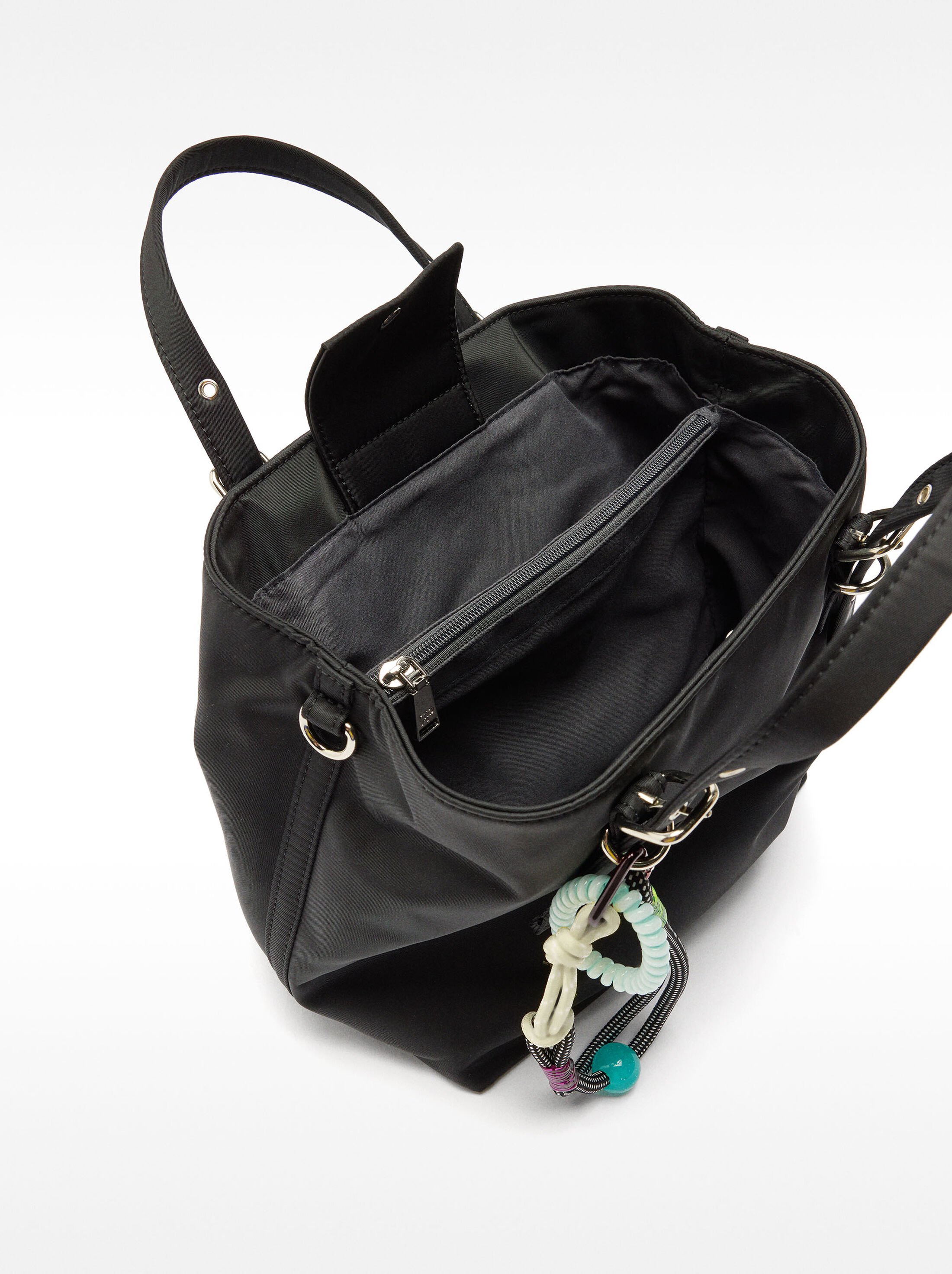 Bolso tote de nylon con colgante image number 4.0