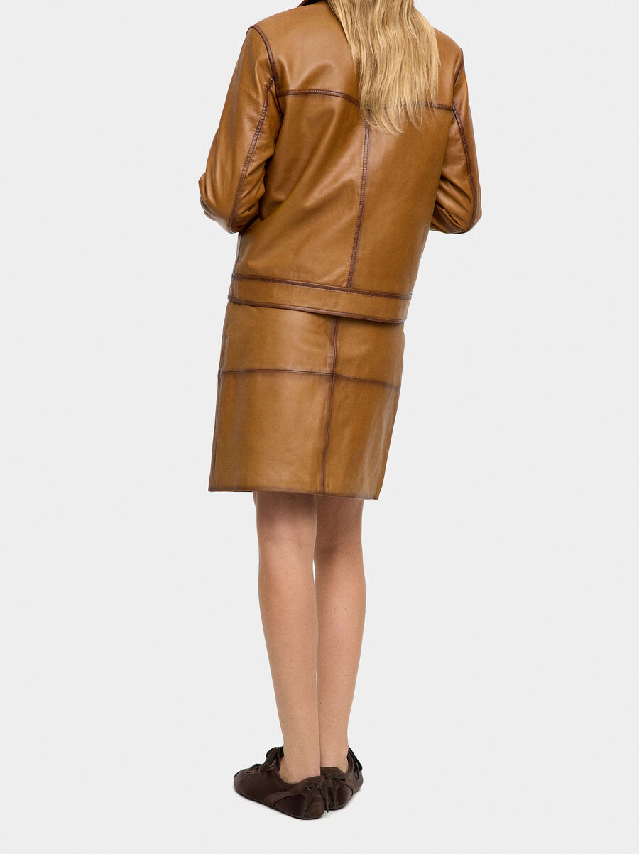 Short leather skirt with marked topstitching