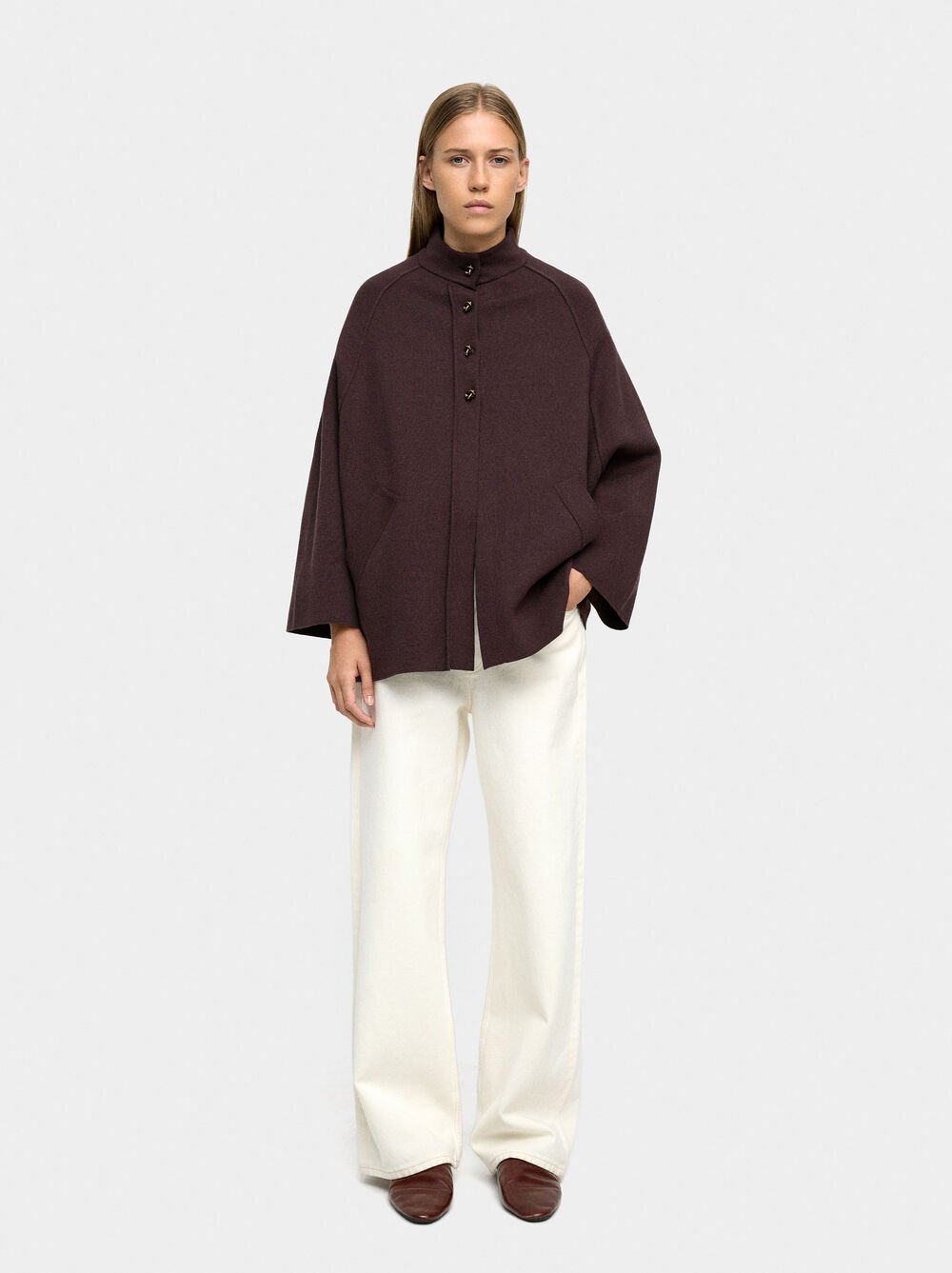 Poncho de punto con cuello alto