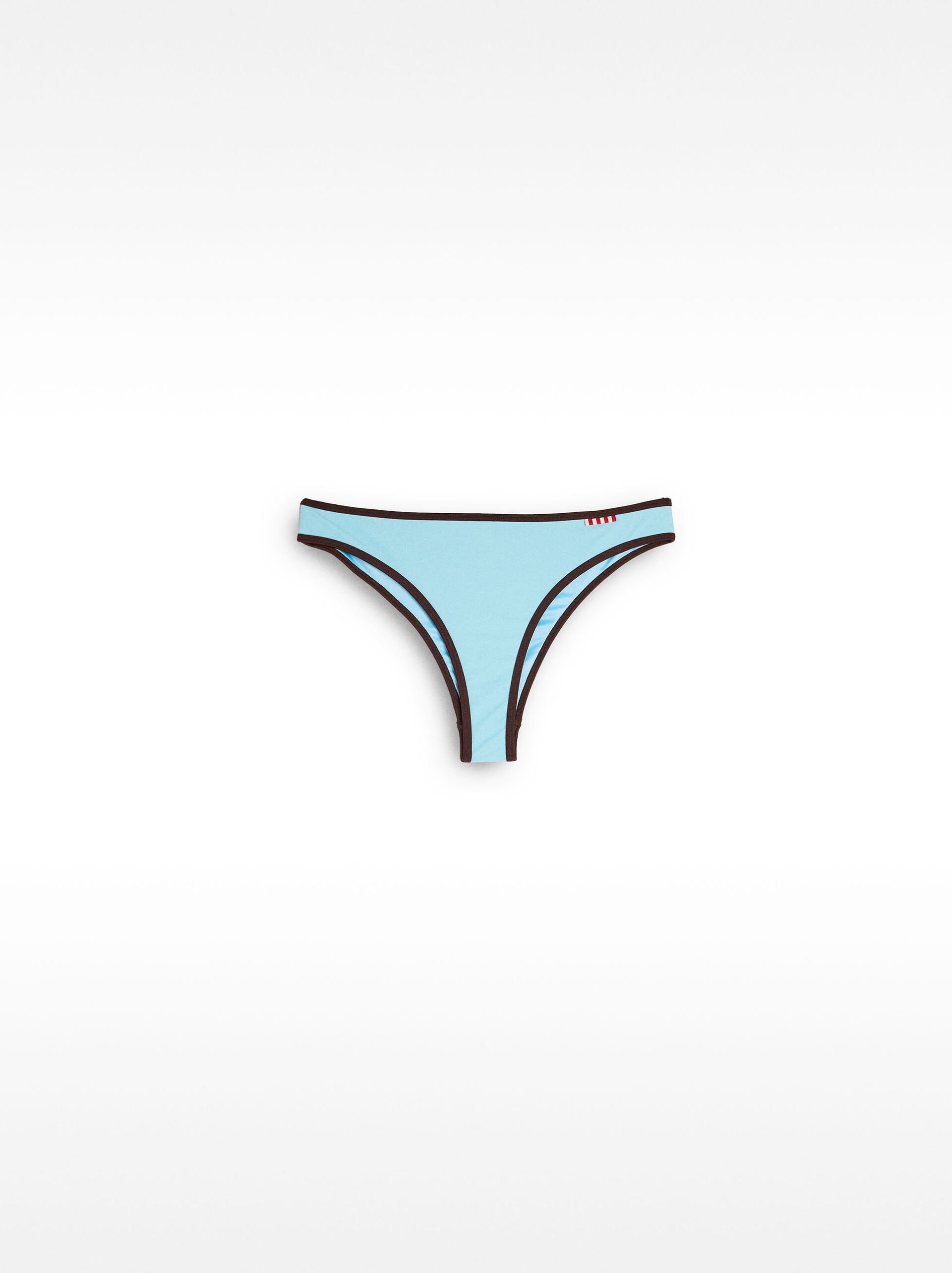 Bikini in contrasto image number 0.0