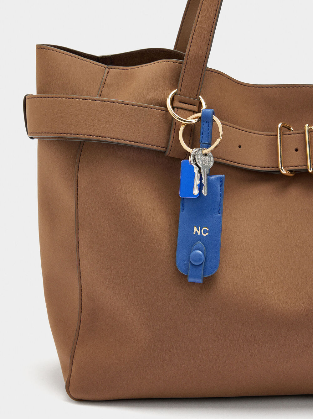 Shopper bag with belt and pendant