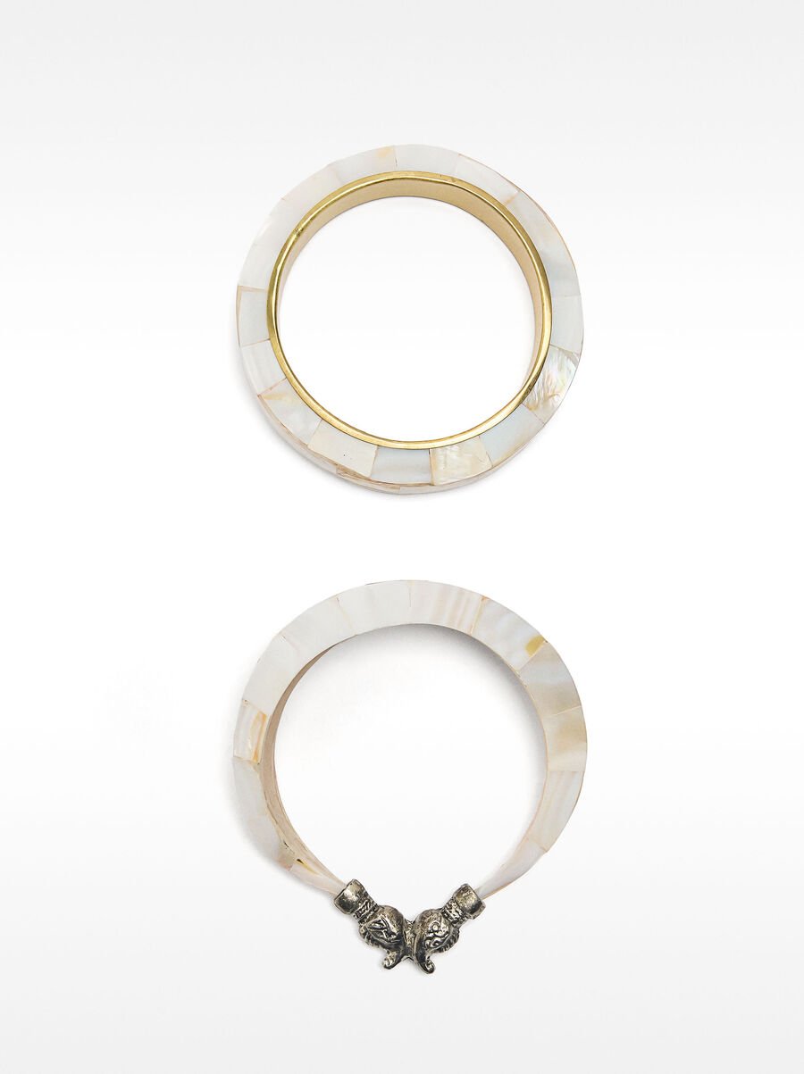 Set of bracelets with shells