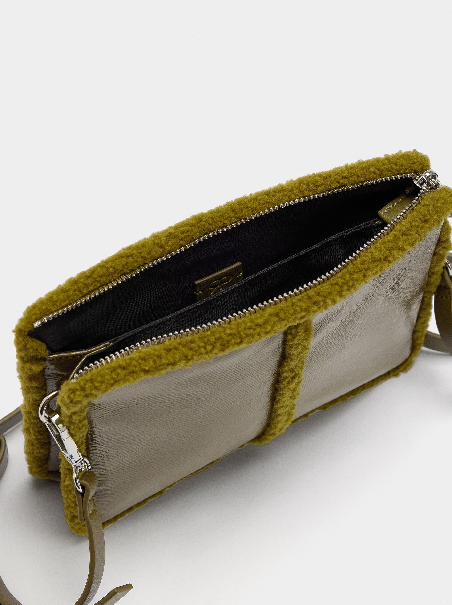 Bolso bandolera bordes efecto pelo image number 3.0
