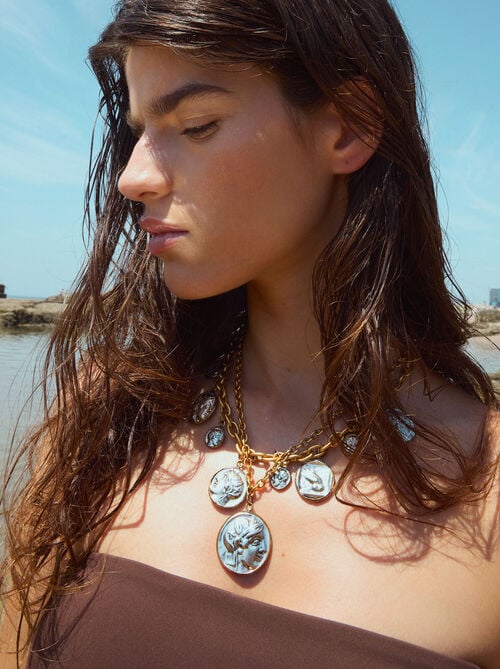 Collar de cadena con medallas y efecto envejecido