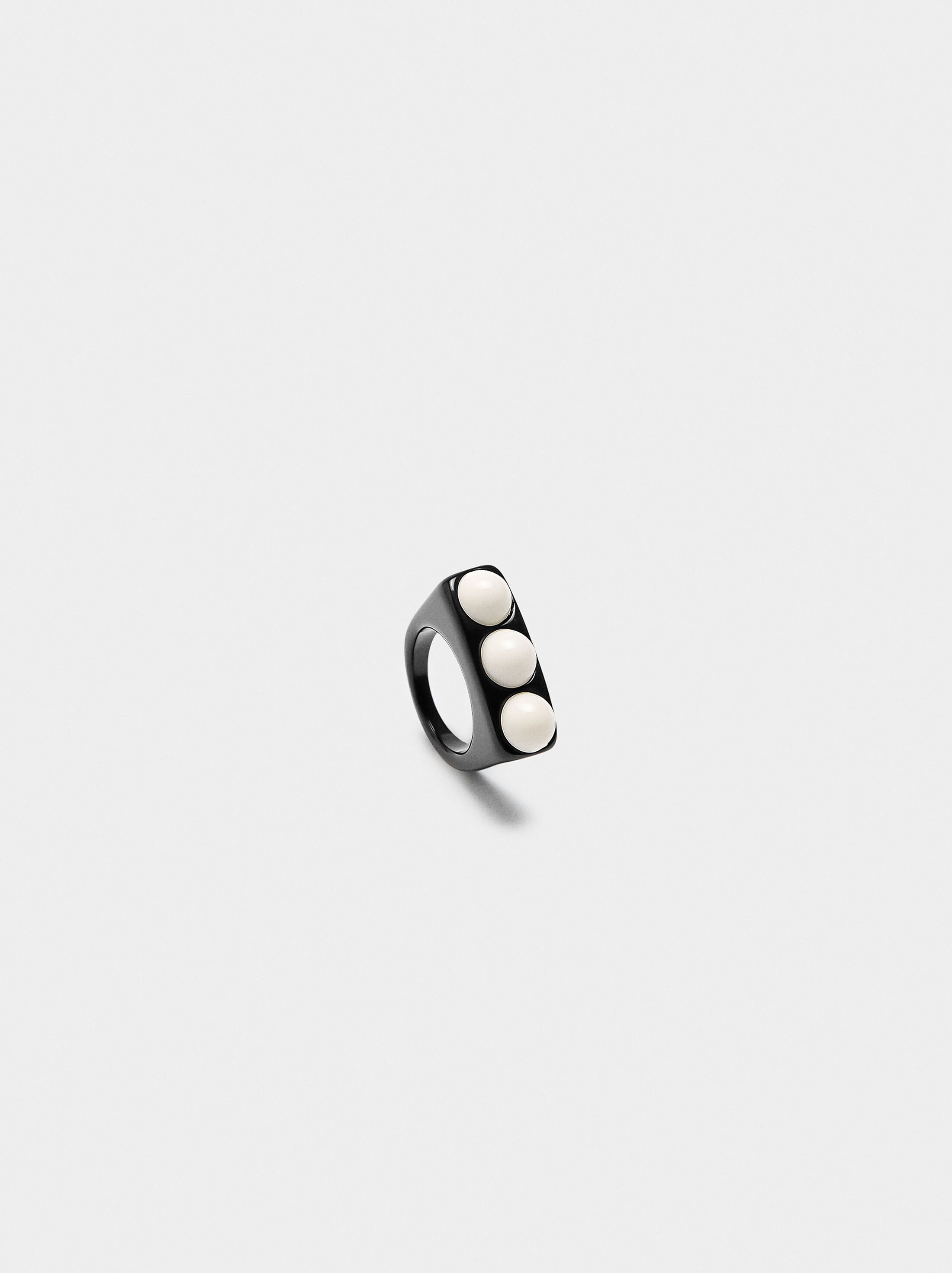 Ring with spheres image number 1.0