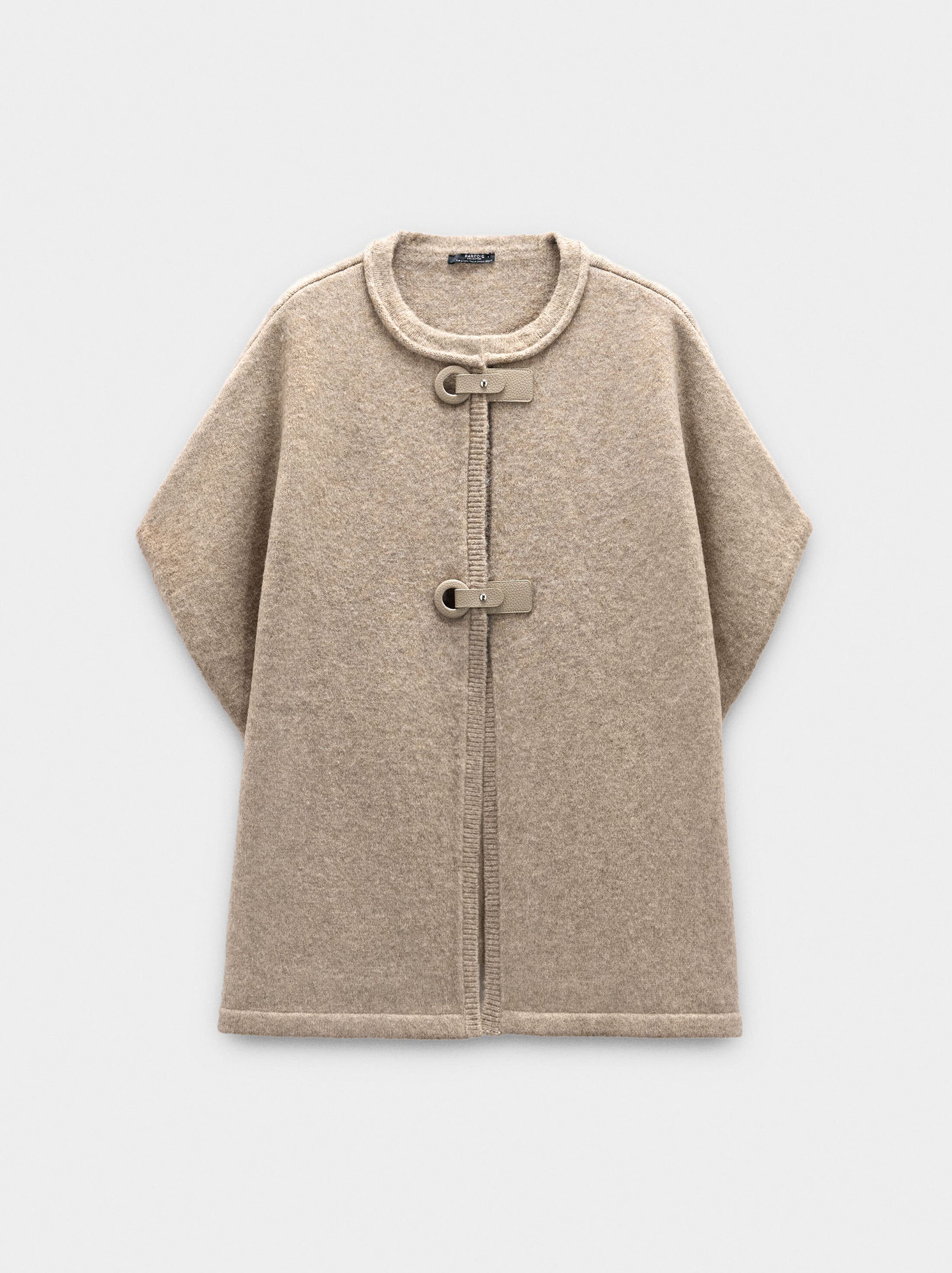 Poncho de punto con hebillas image number 6.0
