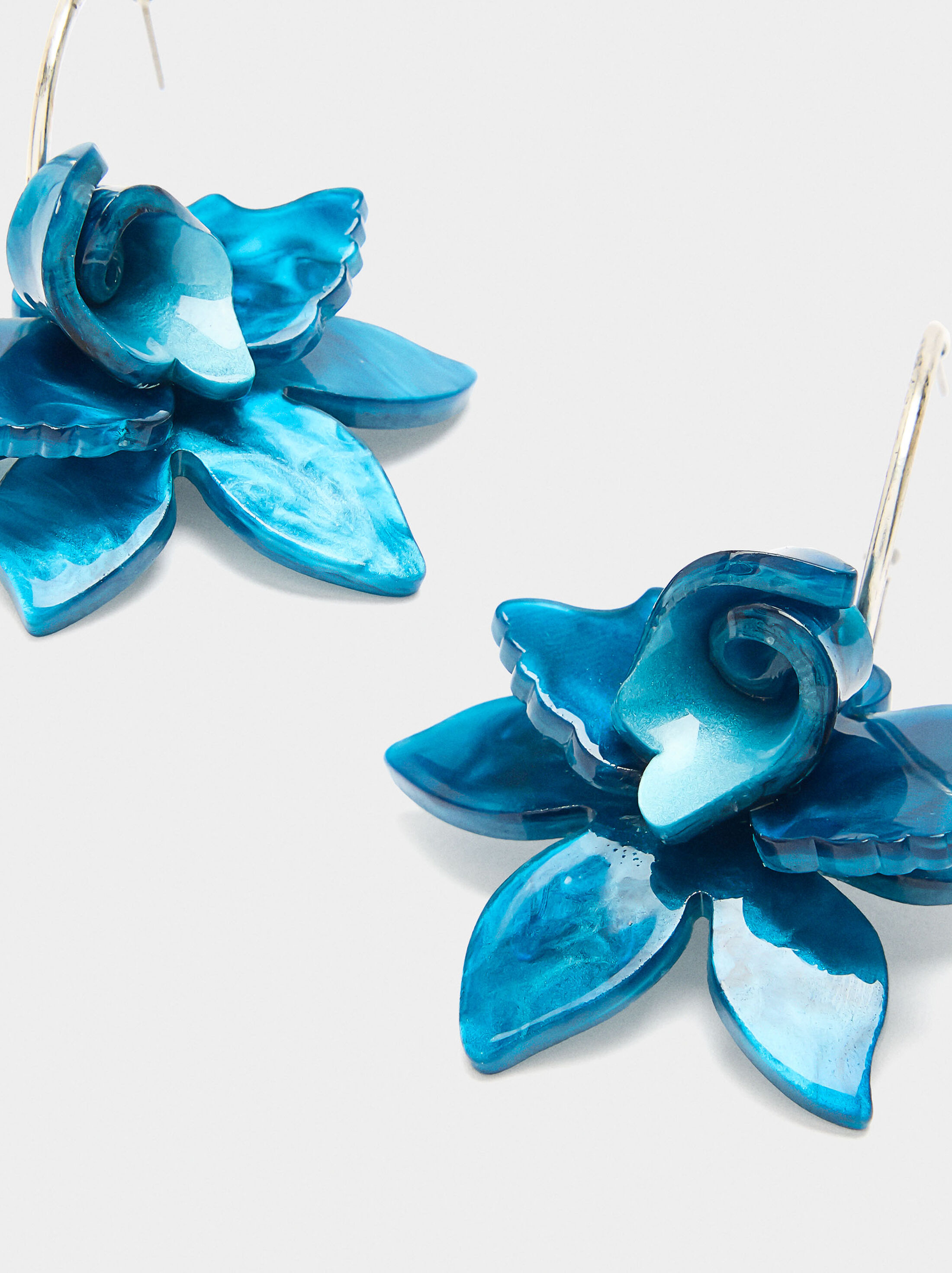 Open hoop earrings with maxi flower image number 2.0