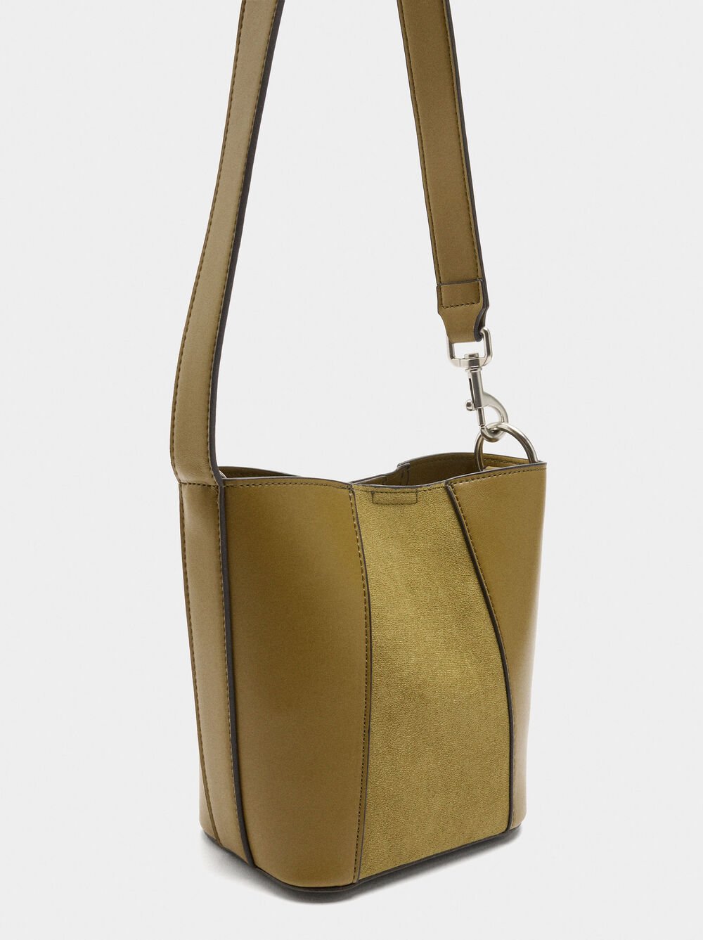 Borsa secchiello con contrasto di texture