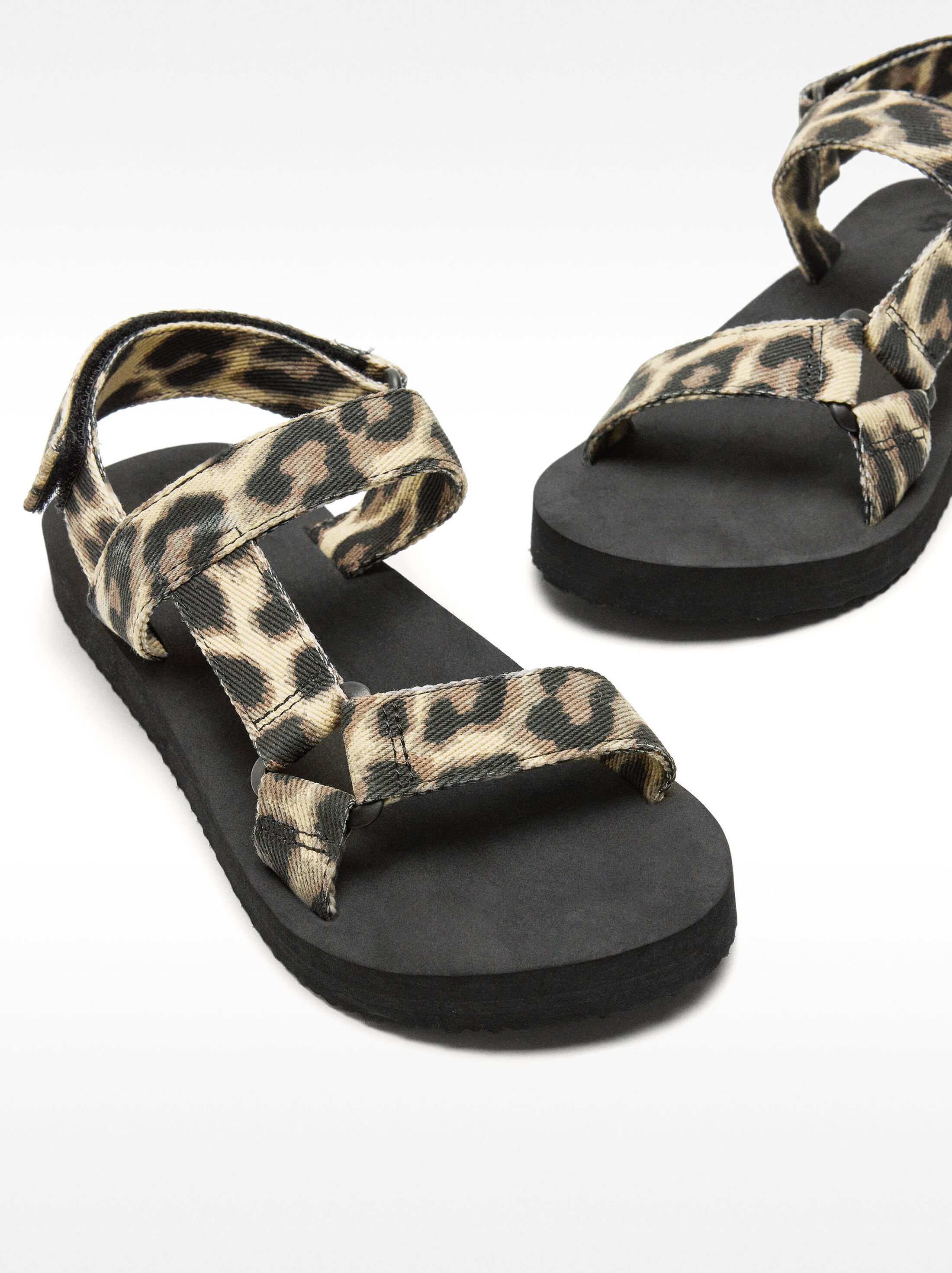 Flat sandals with animal print image number 5.0