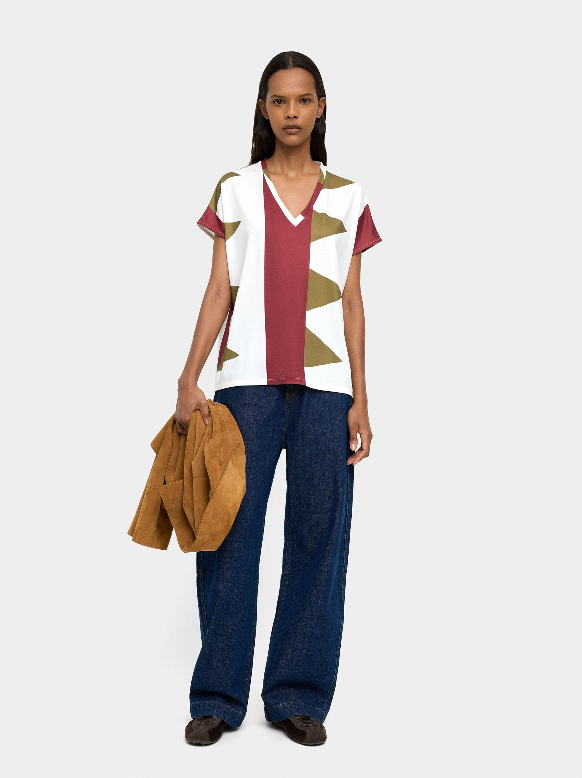 T-shirt with print and V-neck image number 0.0
