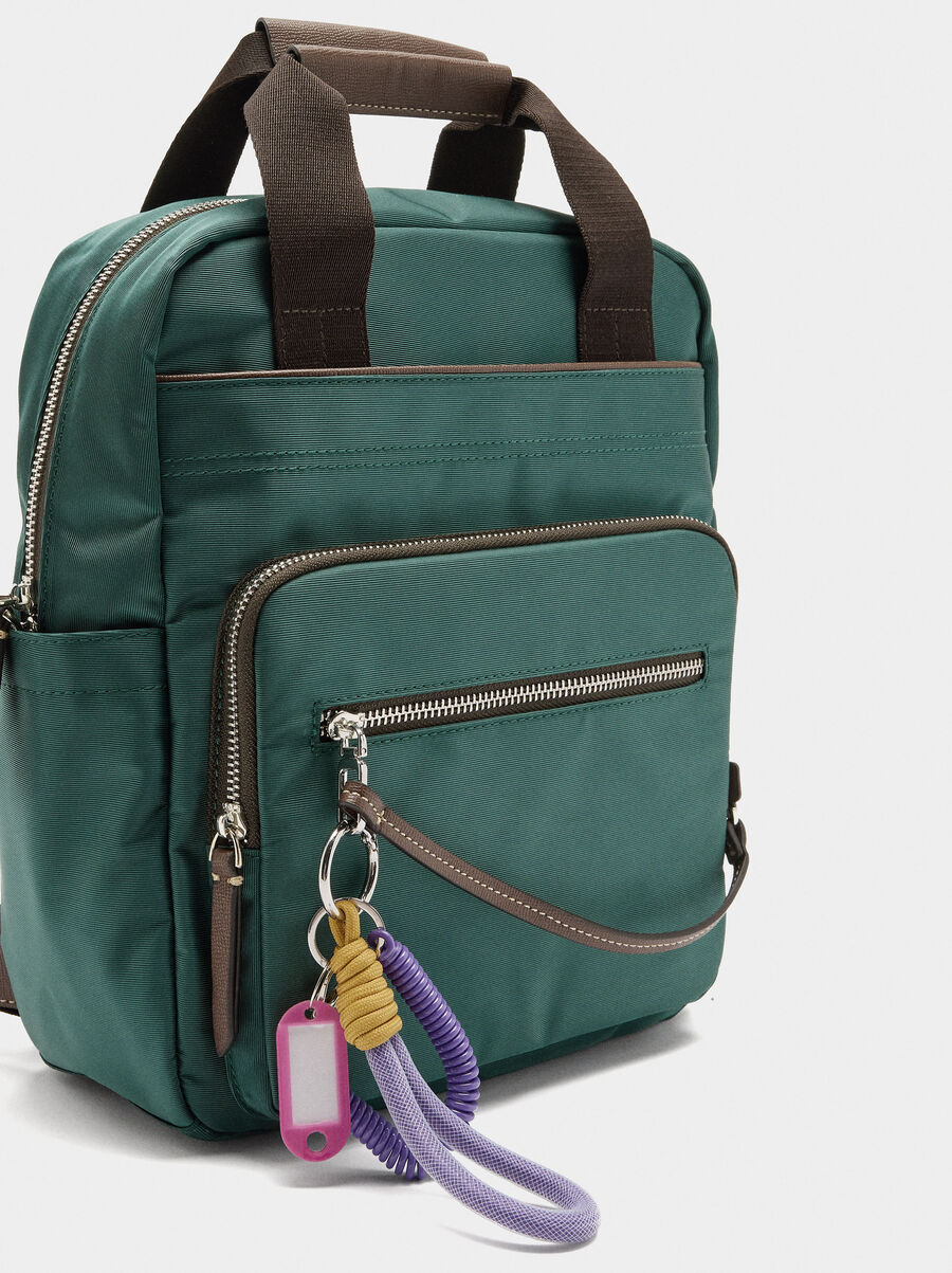 Mochila de nylon con colgante