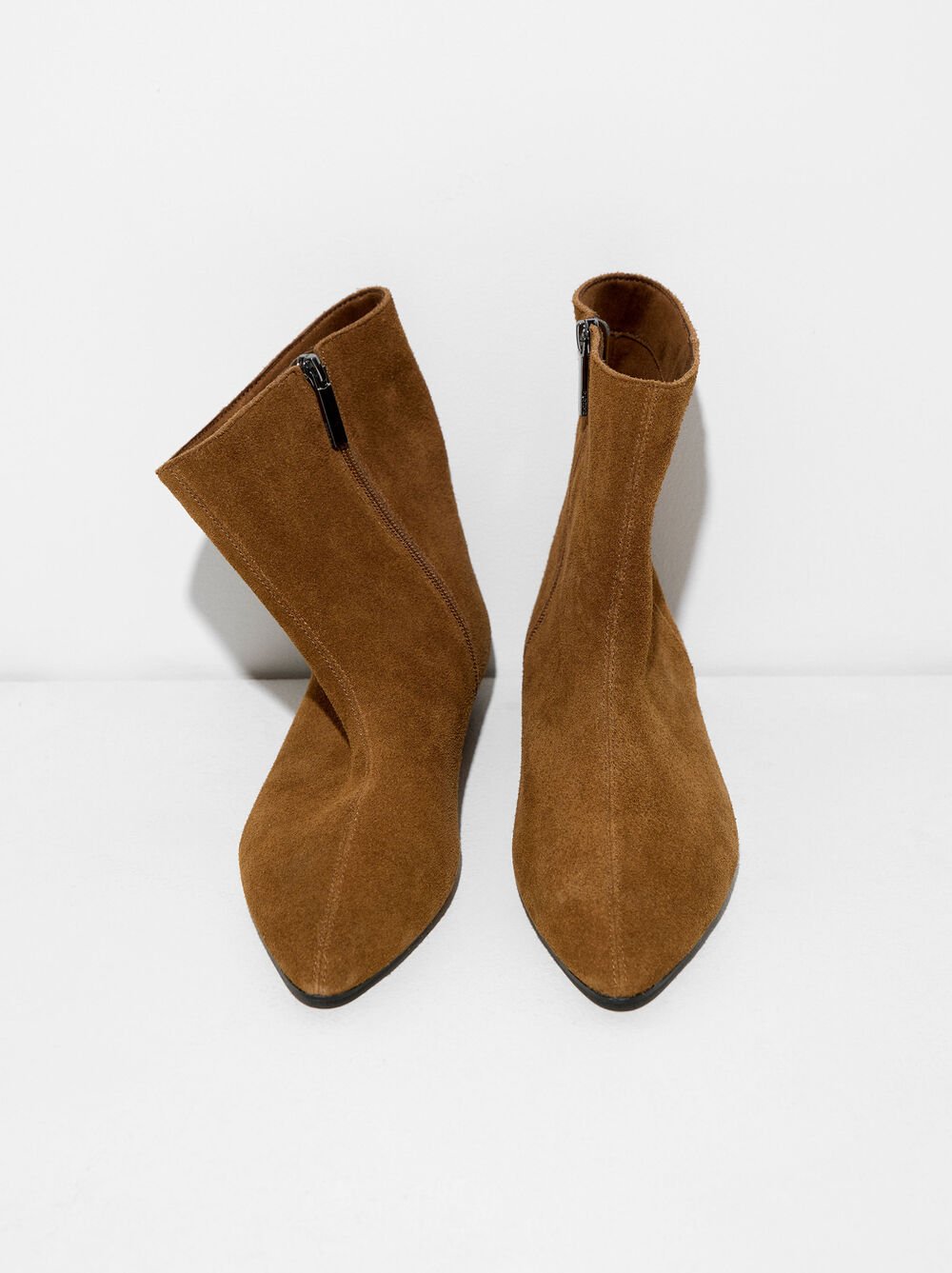 Leather ankle boots with topstitching