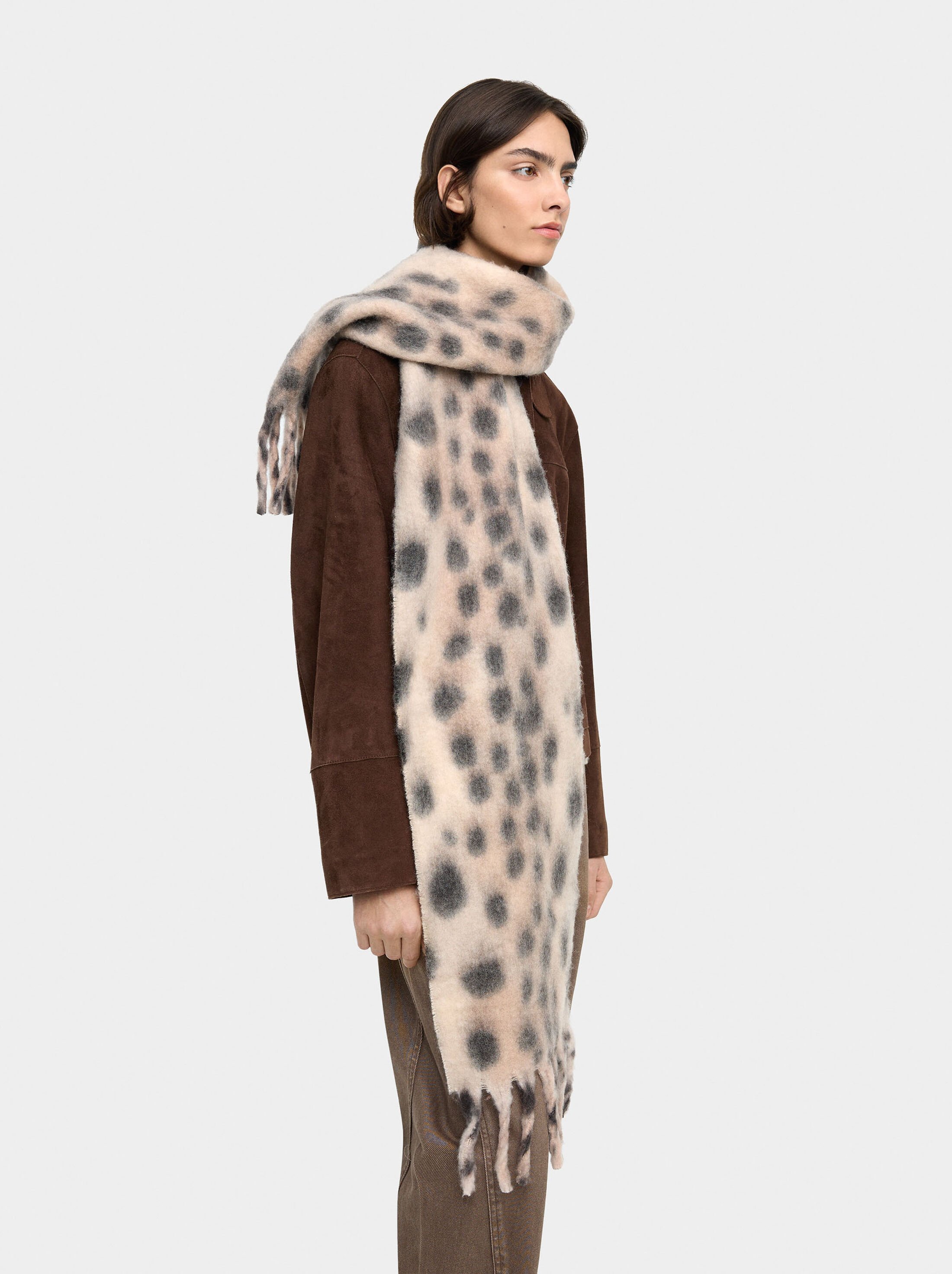 Printed scarf with fringing image number 1.0