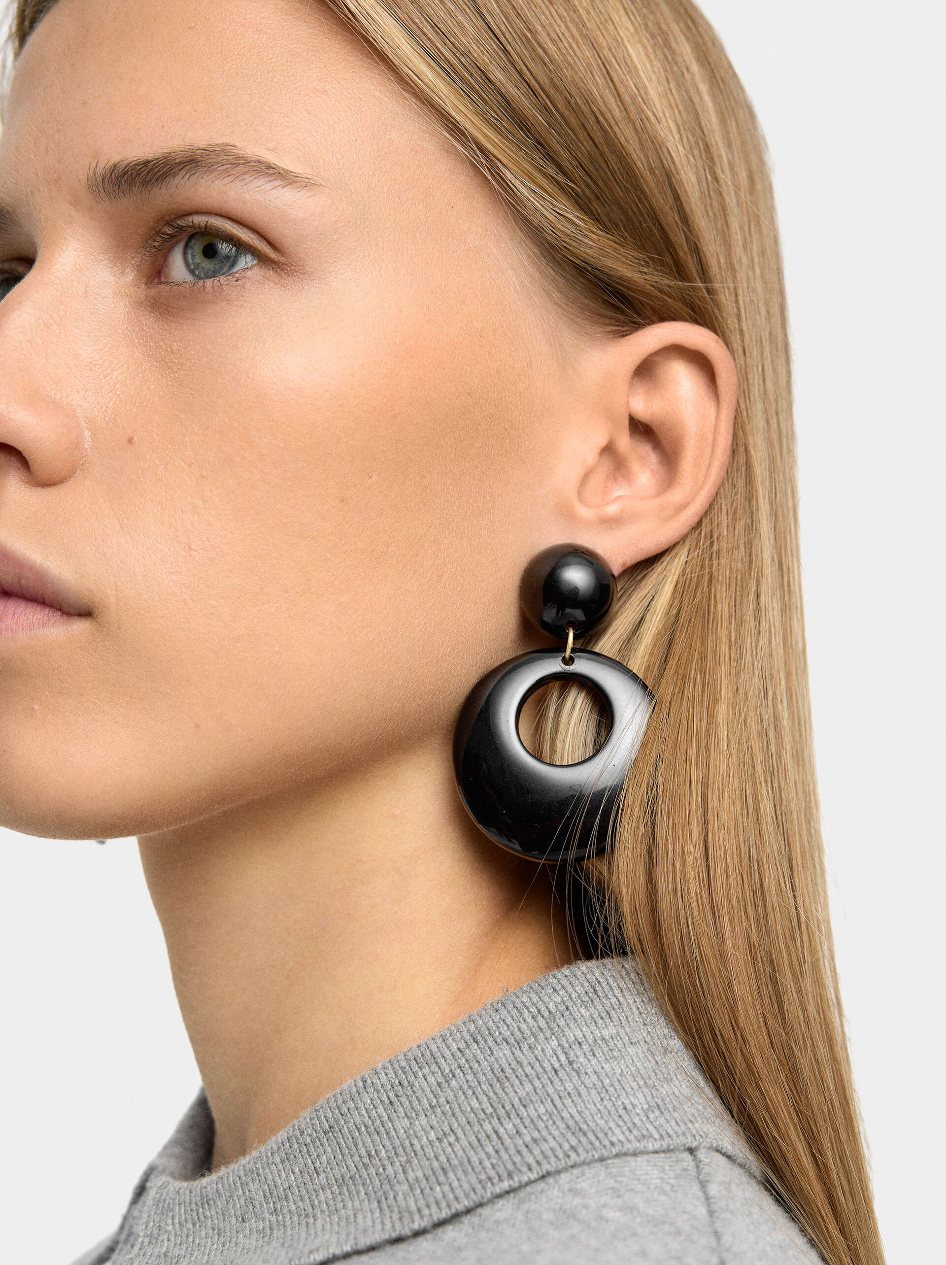 Round resin earrings image number 2.0