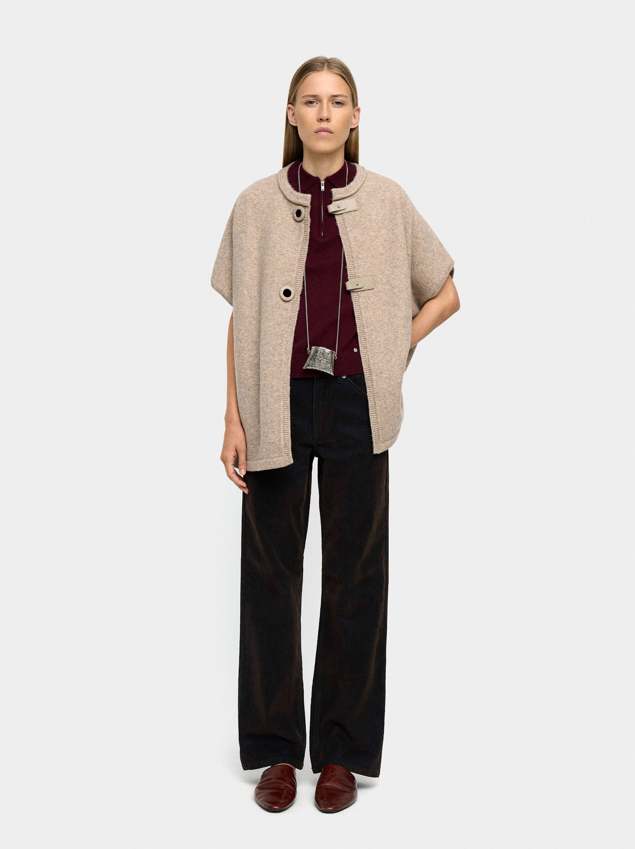 Poncho de punto con hebillas image number 0.0