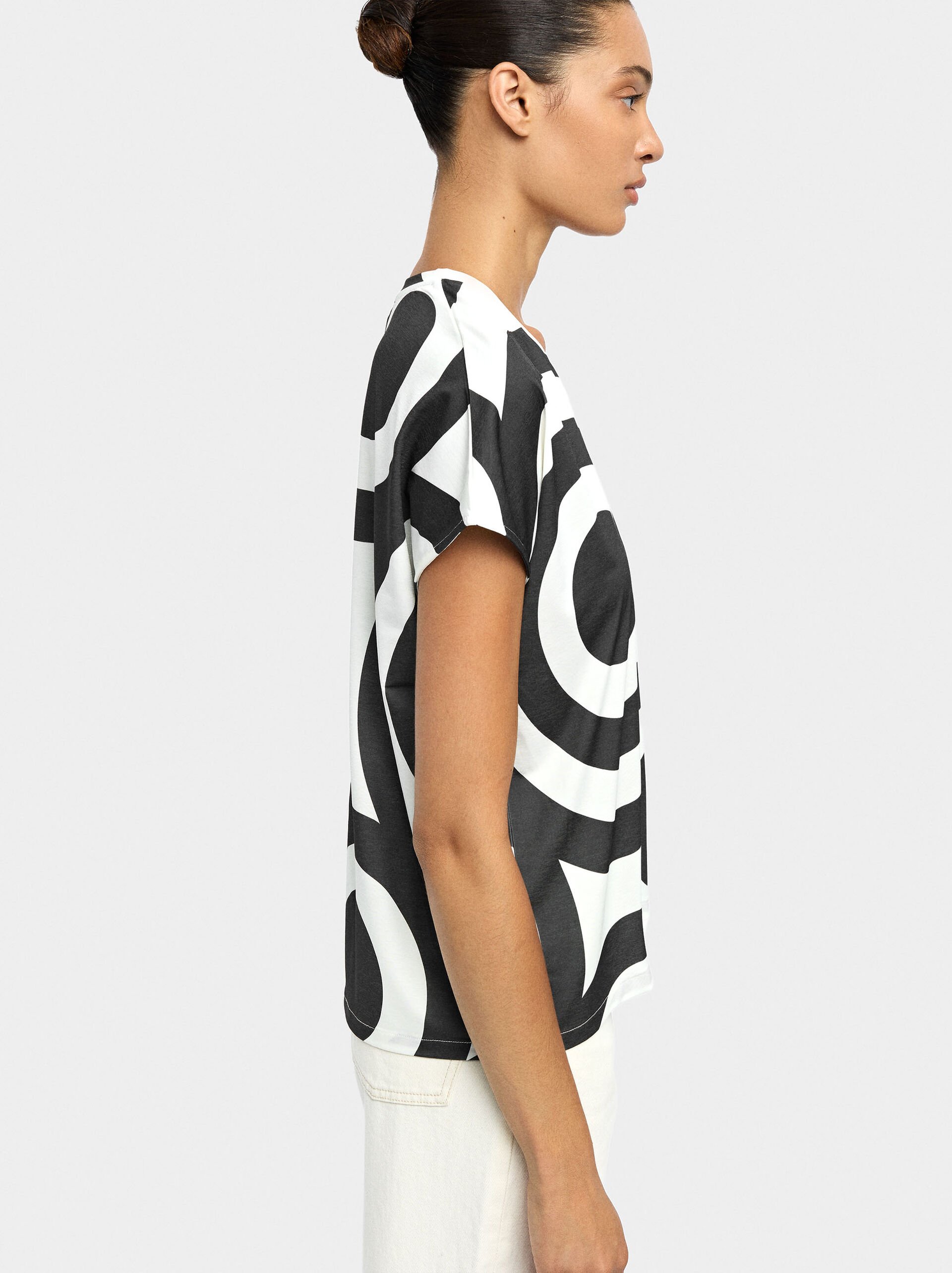 T-shirt with print and V-neck image number 2.0