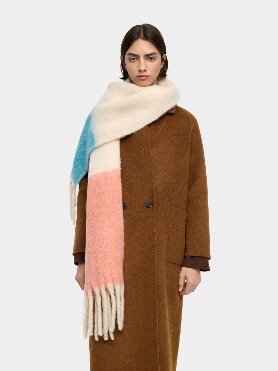 Scarf with fringes with wool