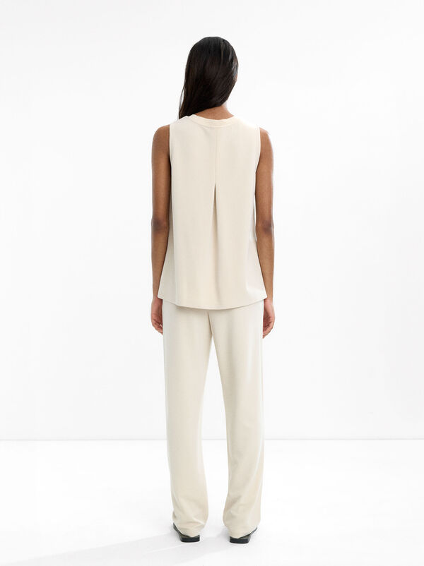Pleated trousers with elastic waist